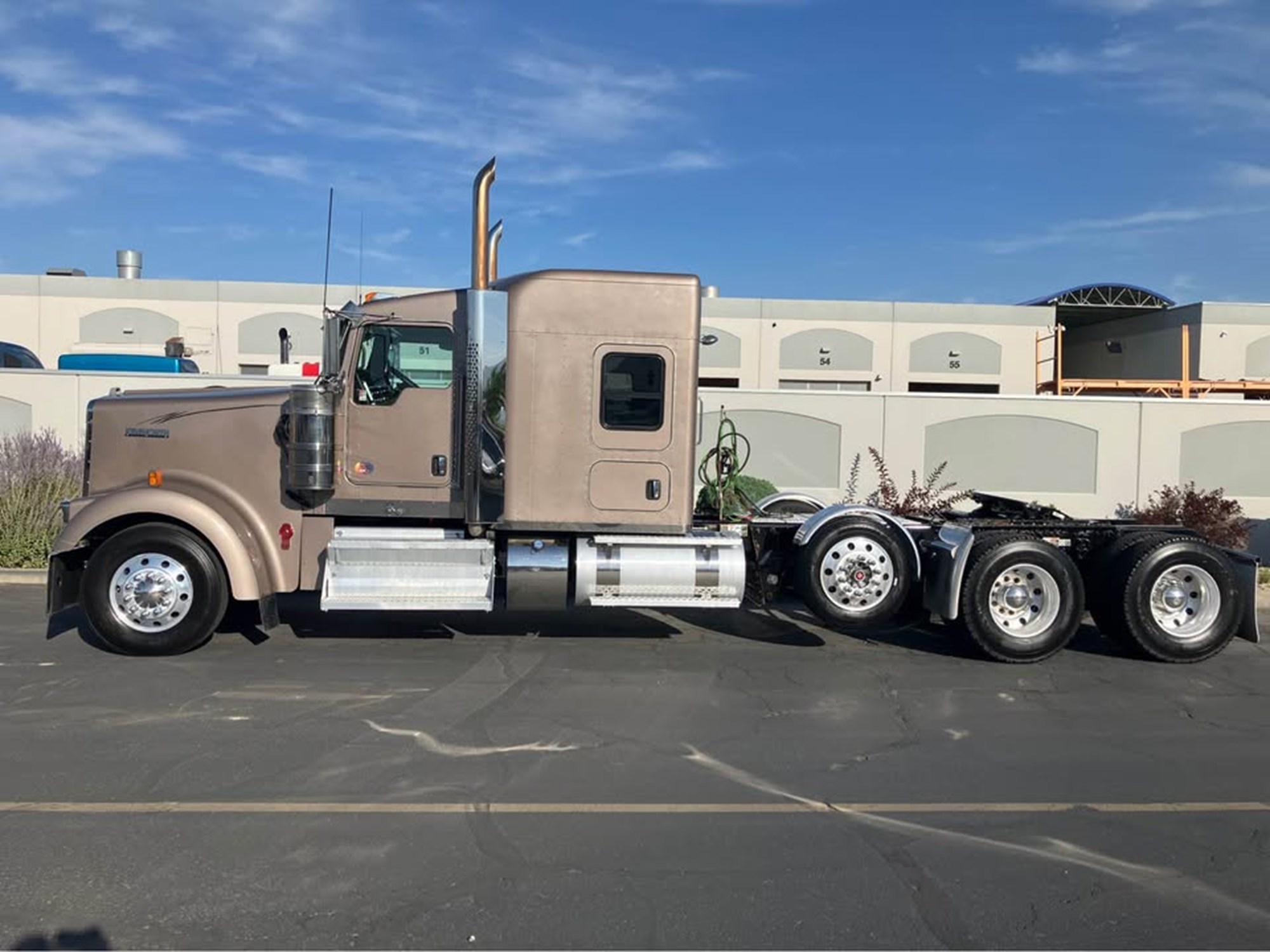 2022 Kenworth W900 2022 Kenworth W900 - image 1 of 6
