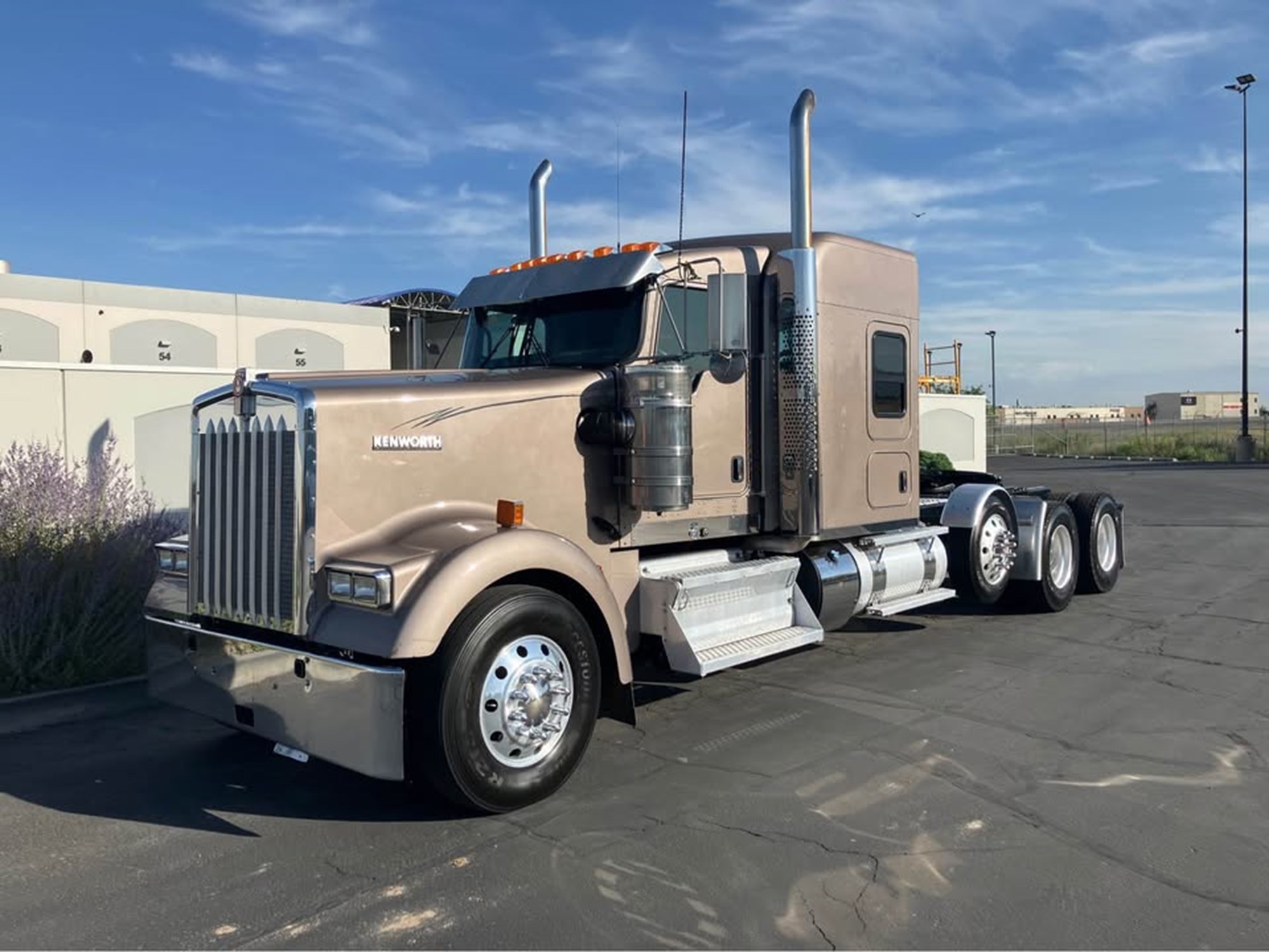 2022 Kenworth W900 2022 Kenworth W900 - image 2 of 6