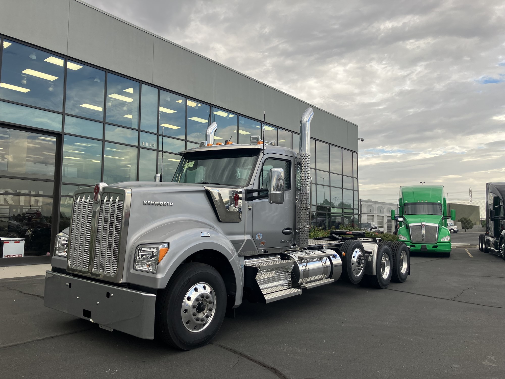 2027 Kenworth W990 - image 1 of 6