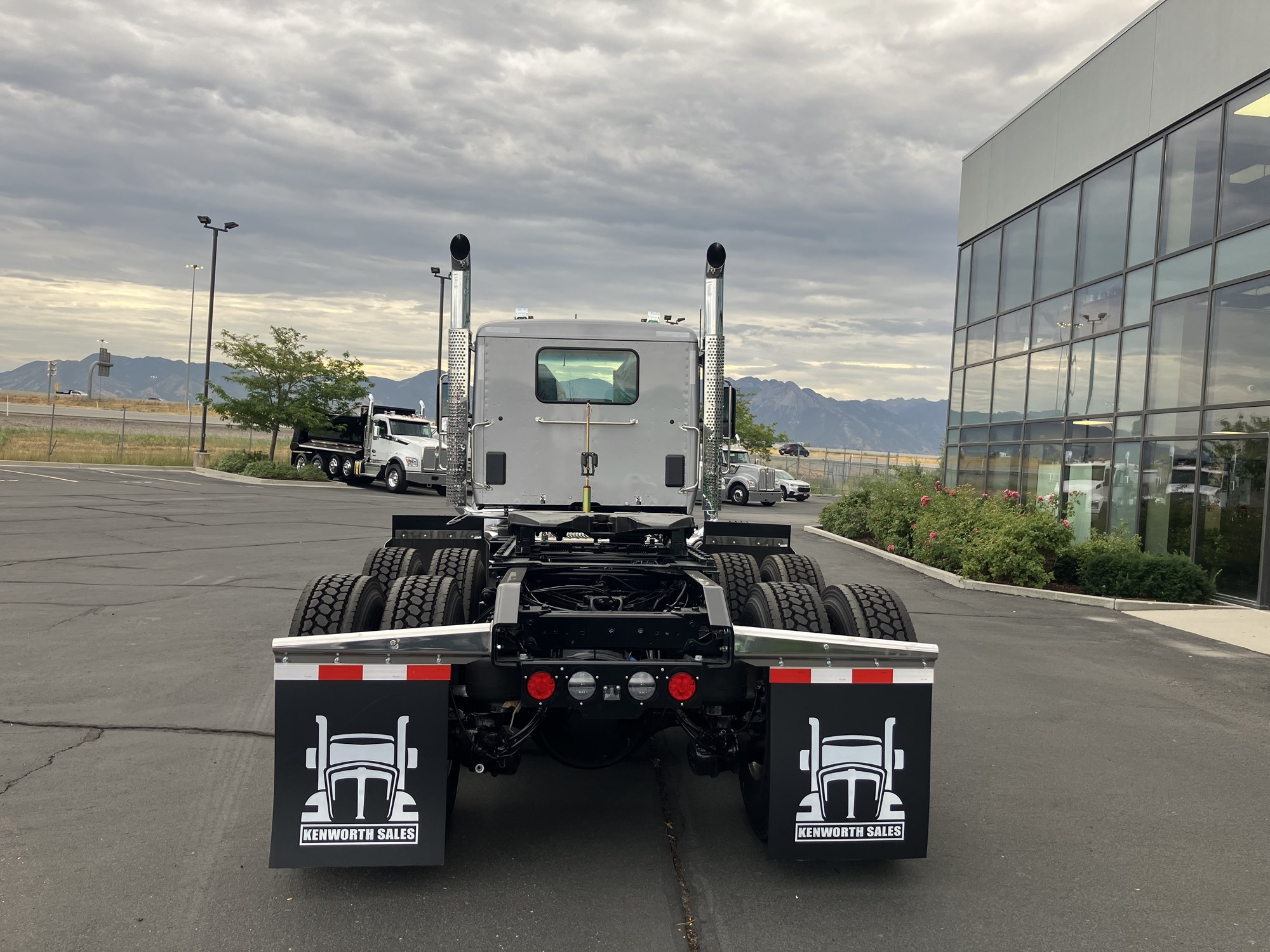 2027 Kenworth W990 - image 4 of 6