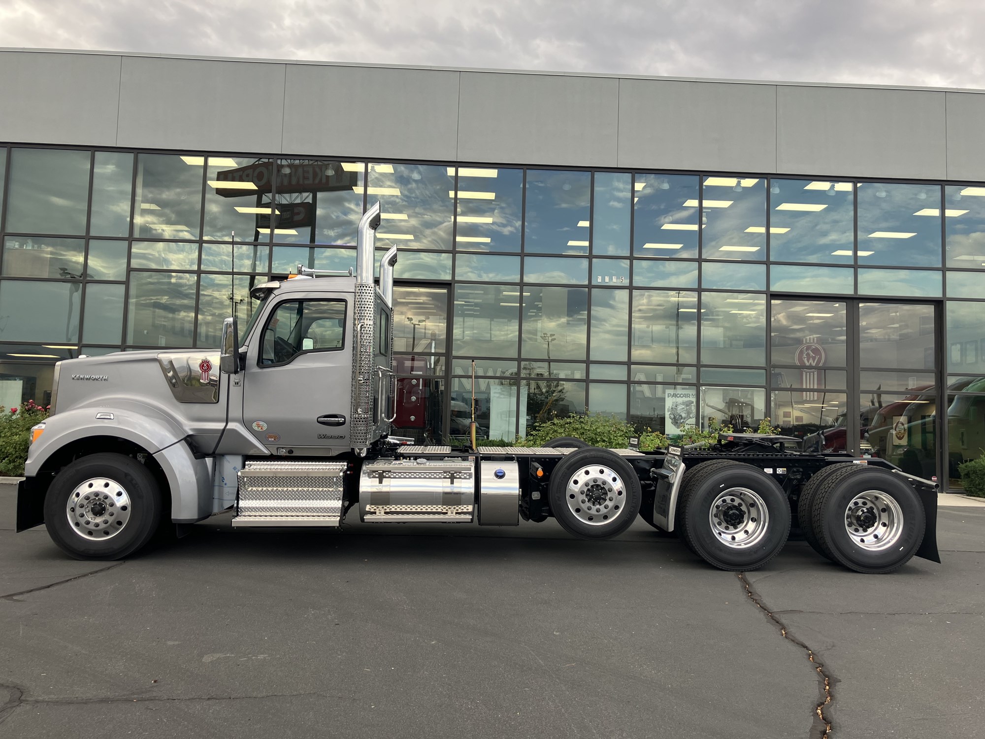 2027 Kenworth W990 - image 5 of 6