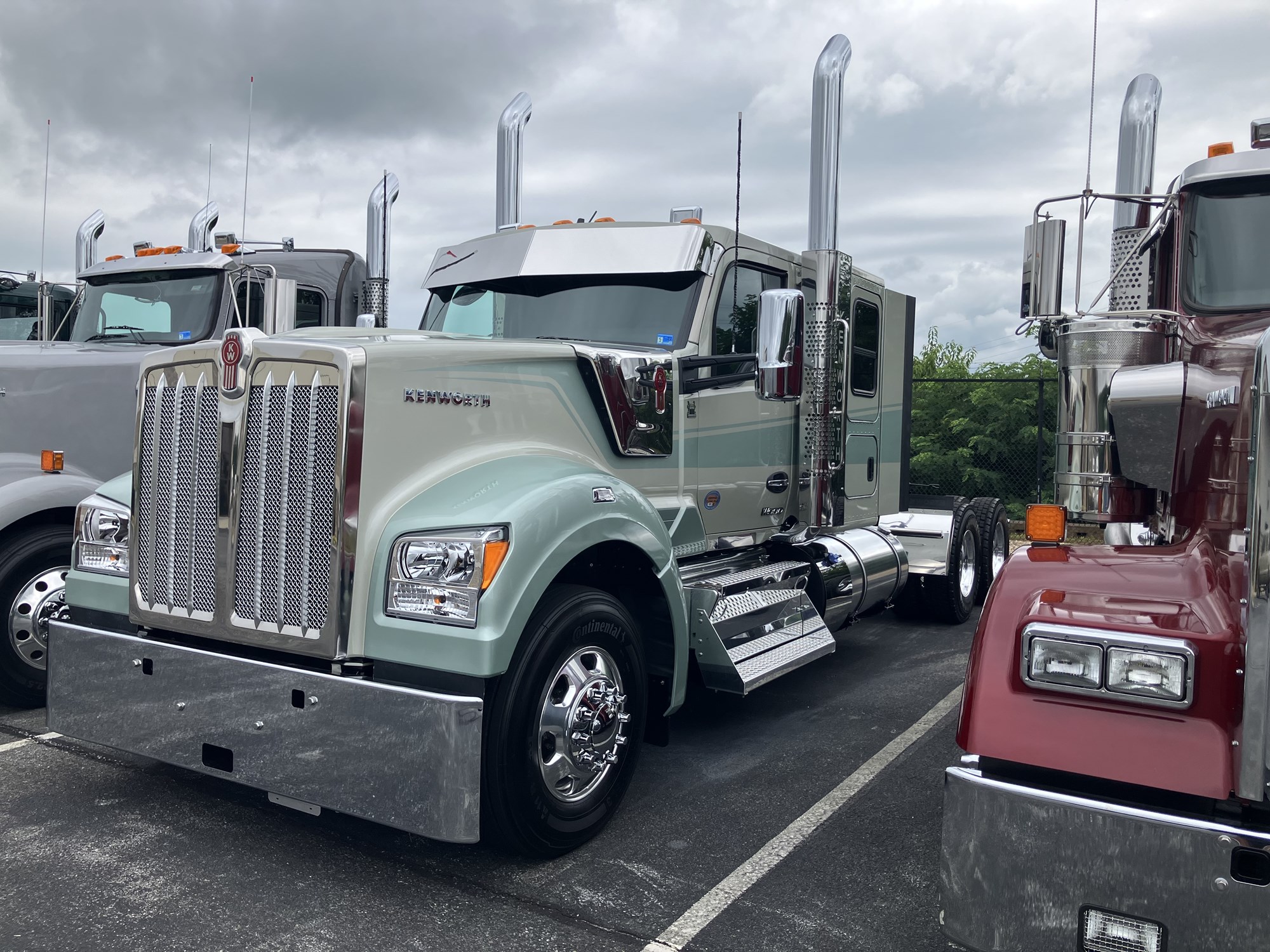 2027 Kenworth W990 2027 Kenworth W990 - image 1 of 6