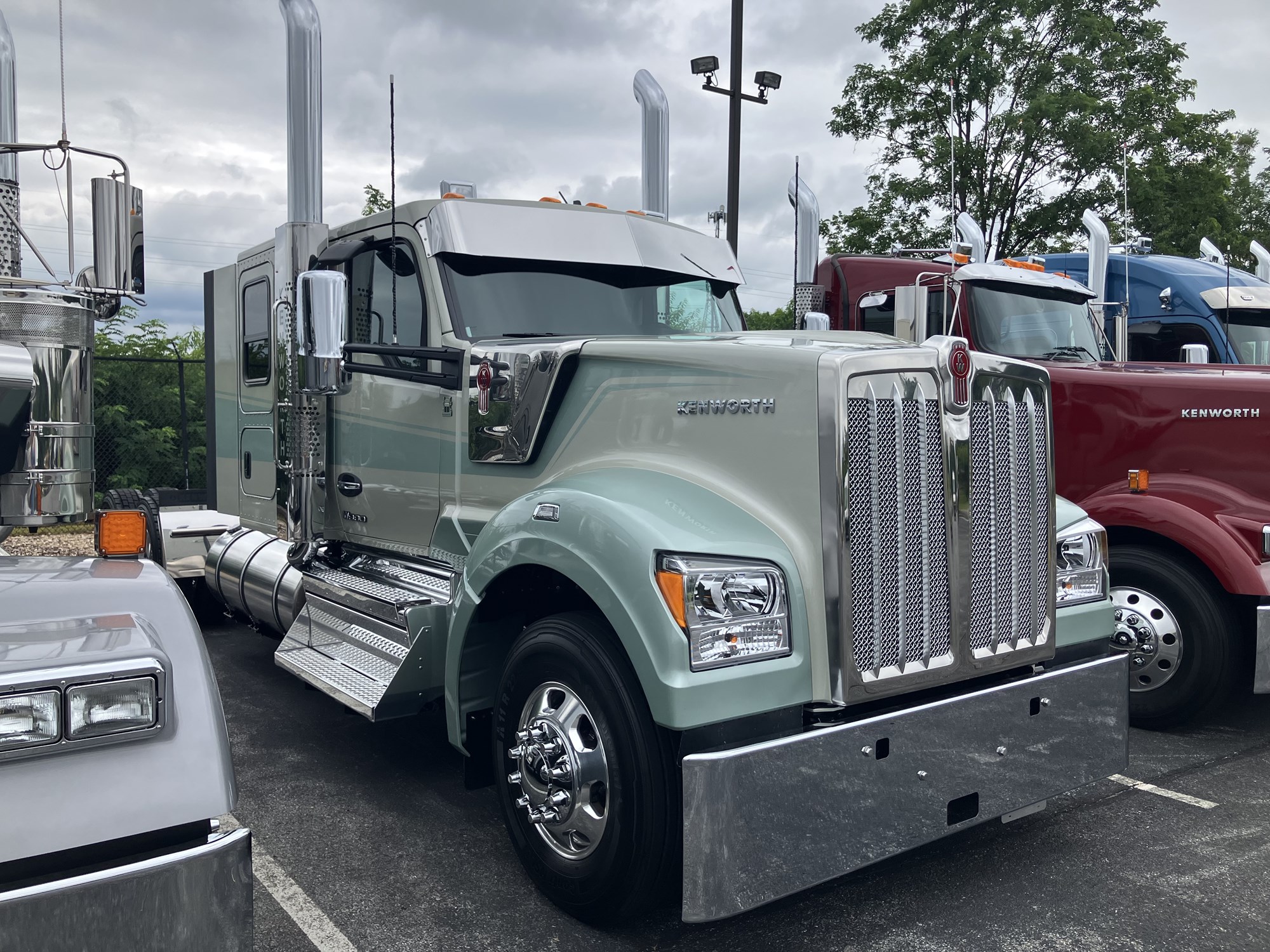 2027 Kenworth W990 2027 Kenworth W990 - image 2 of 6