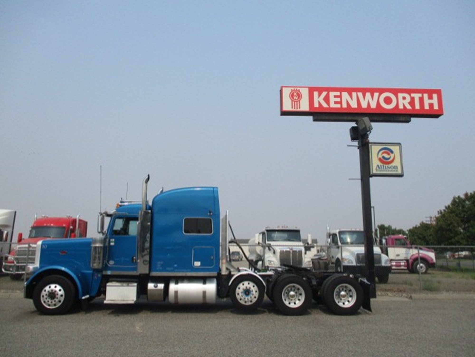 2012 Peterbilt 388 - image 2 of 6