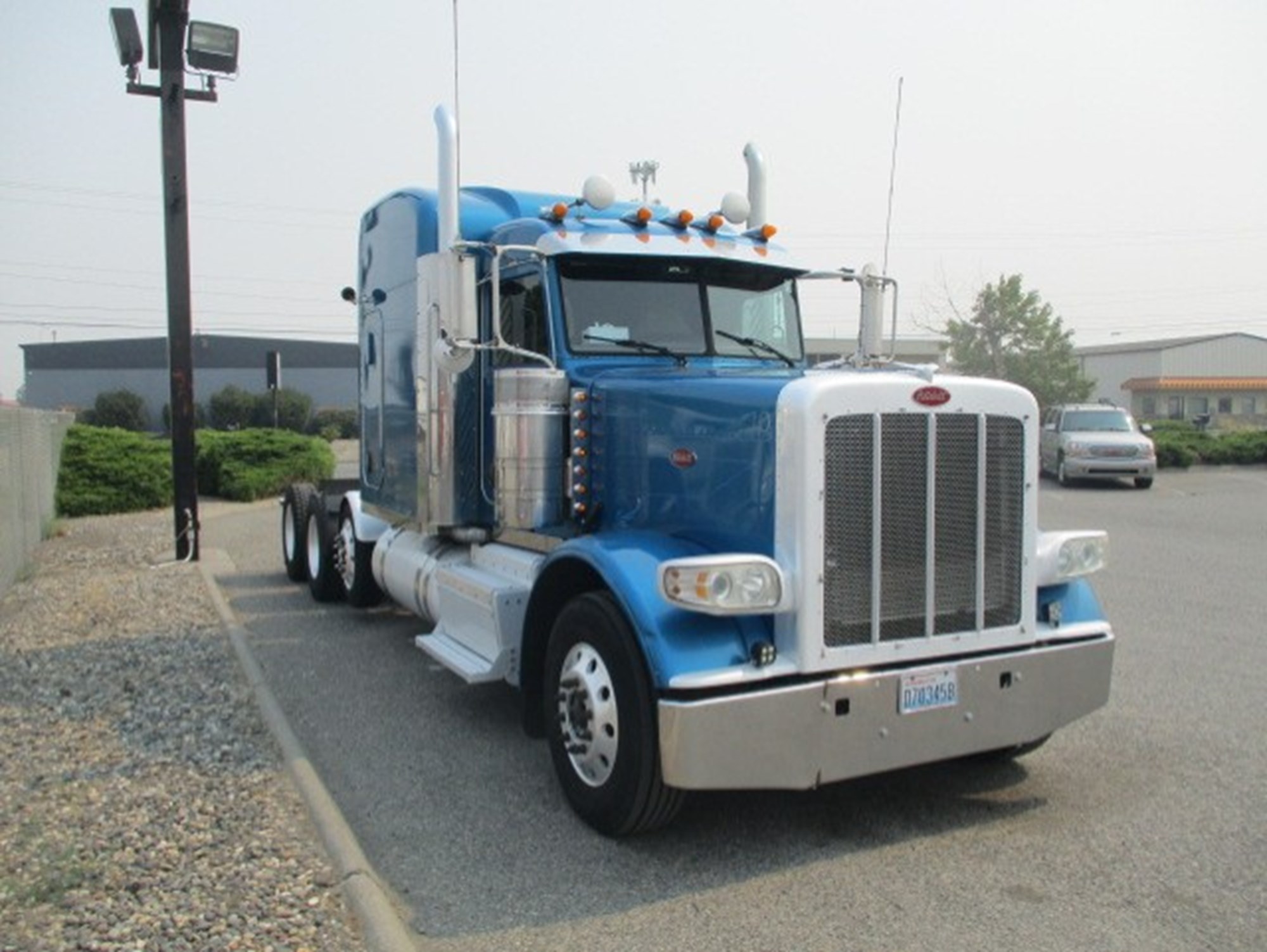 2012 Peterbilt 388 - image 3 of 6