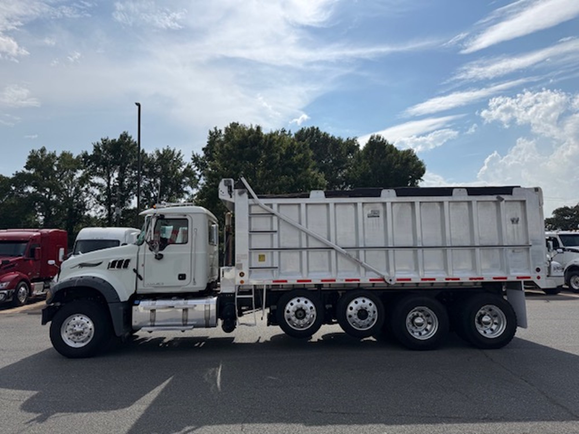 2014 Mack CV713 Granite 2014 Mack CV713 Granite - image 4 of 6