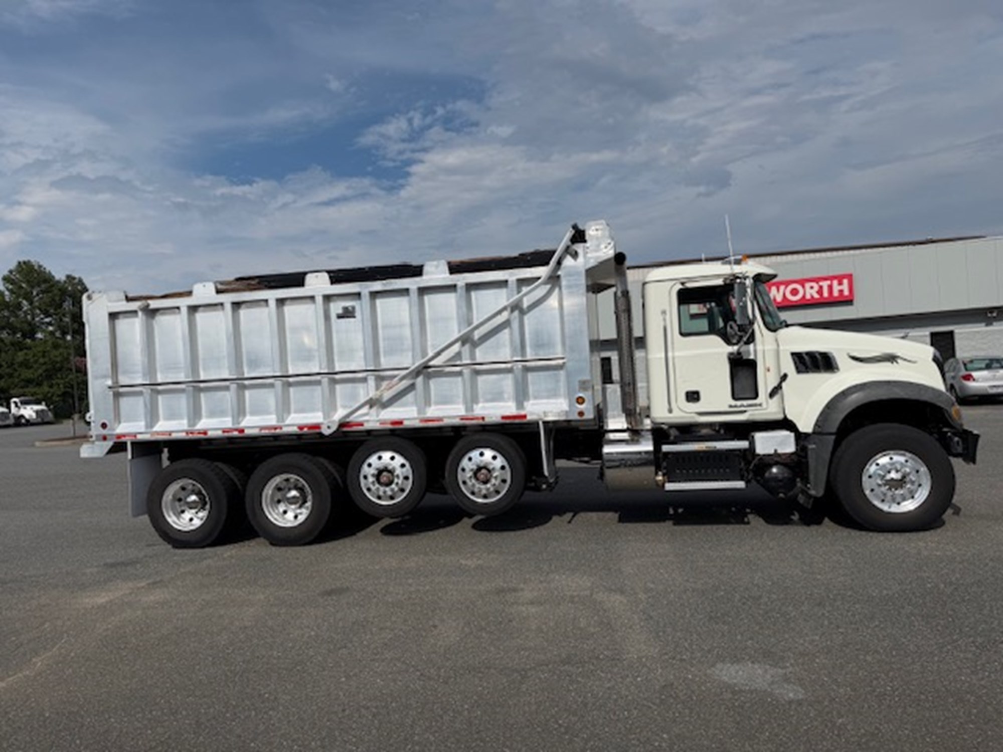 2014 Mack CV713 Granite 2014 Mack CV713 Granite - image 6 of 6