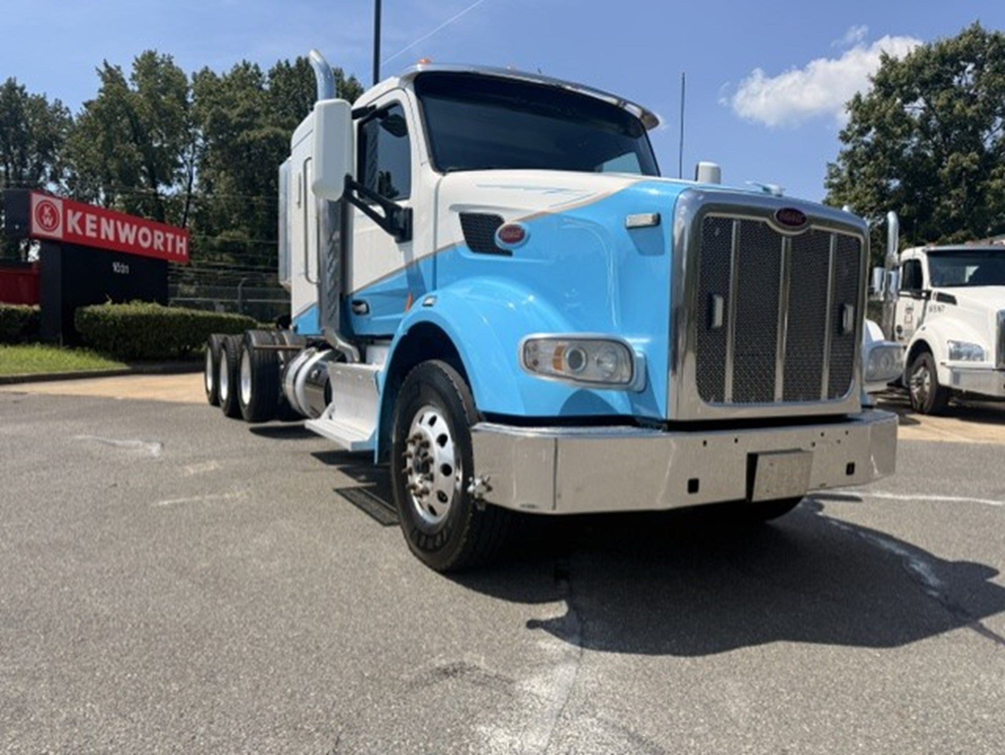 2015 Peterbilt 567 - image 3 of 6