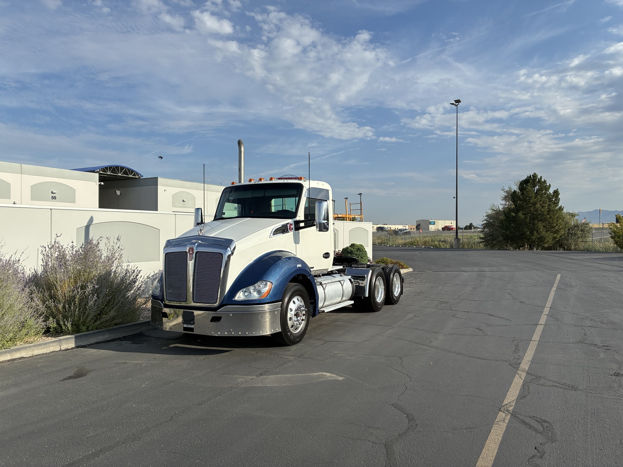 2016 Kenworth T680 - image 2 of 6