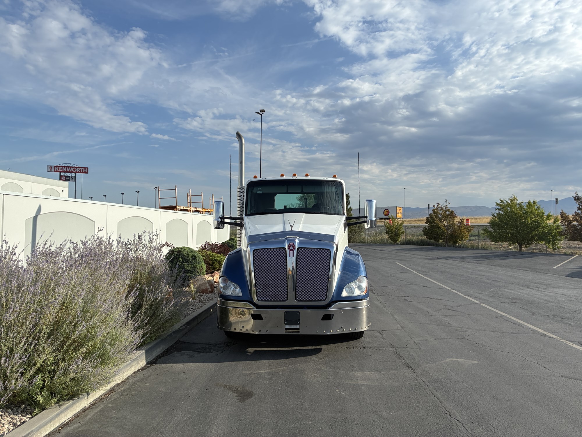 2016 Kenworth T680 - image 3 of 6