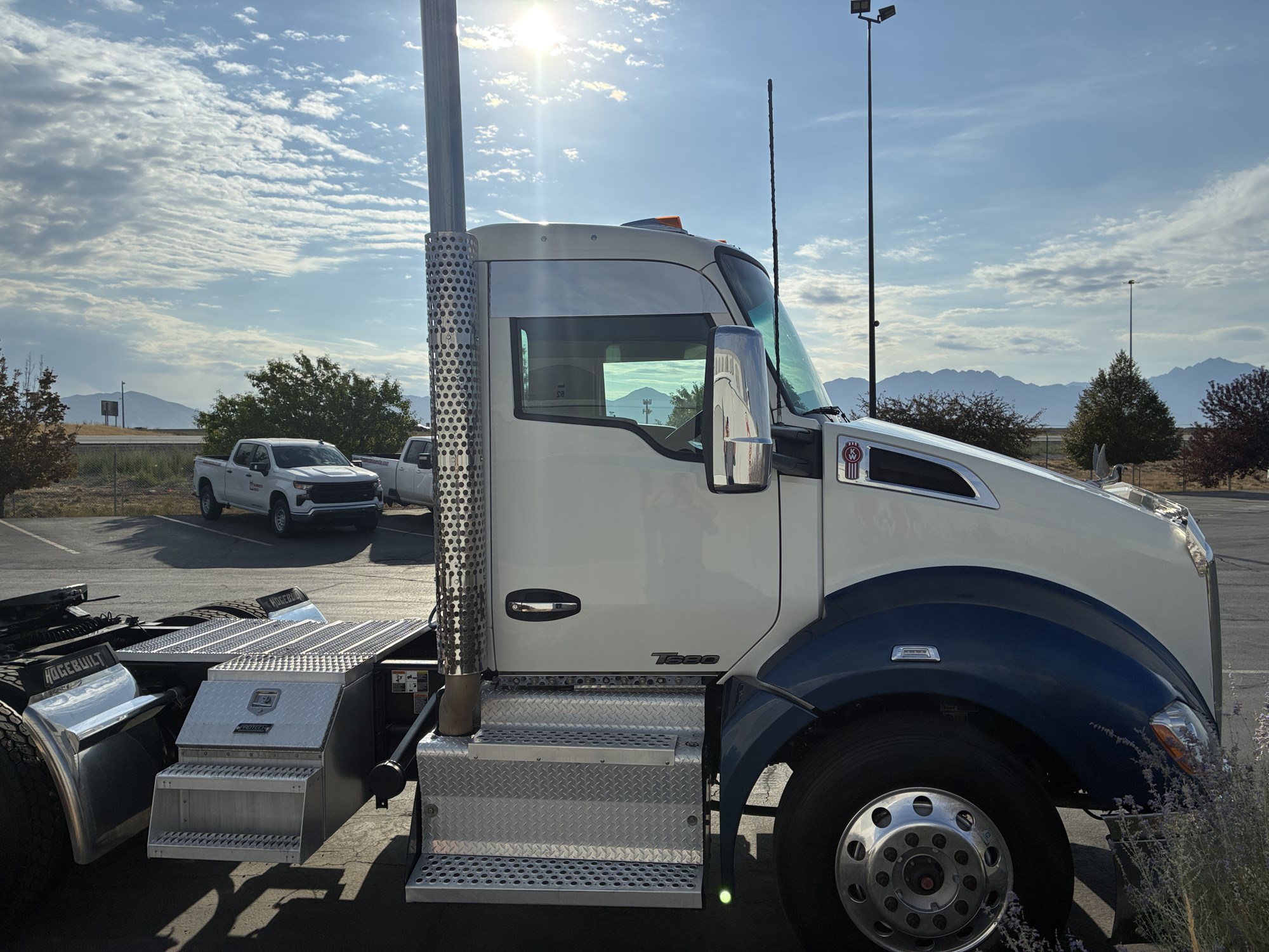 2016 Kenworth T680 - image 4 of 6