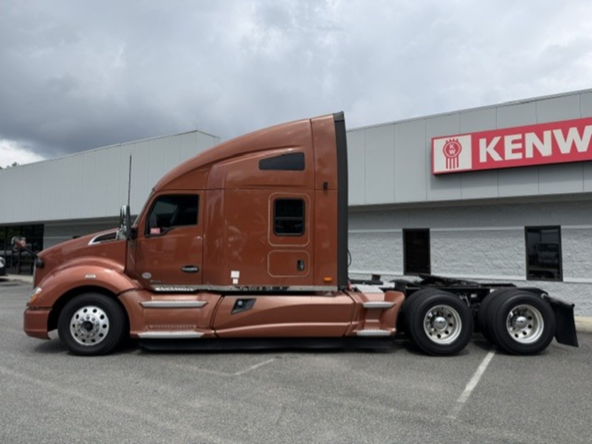 2020 Kenworth T680 - image 1 of 6