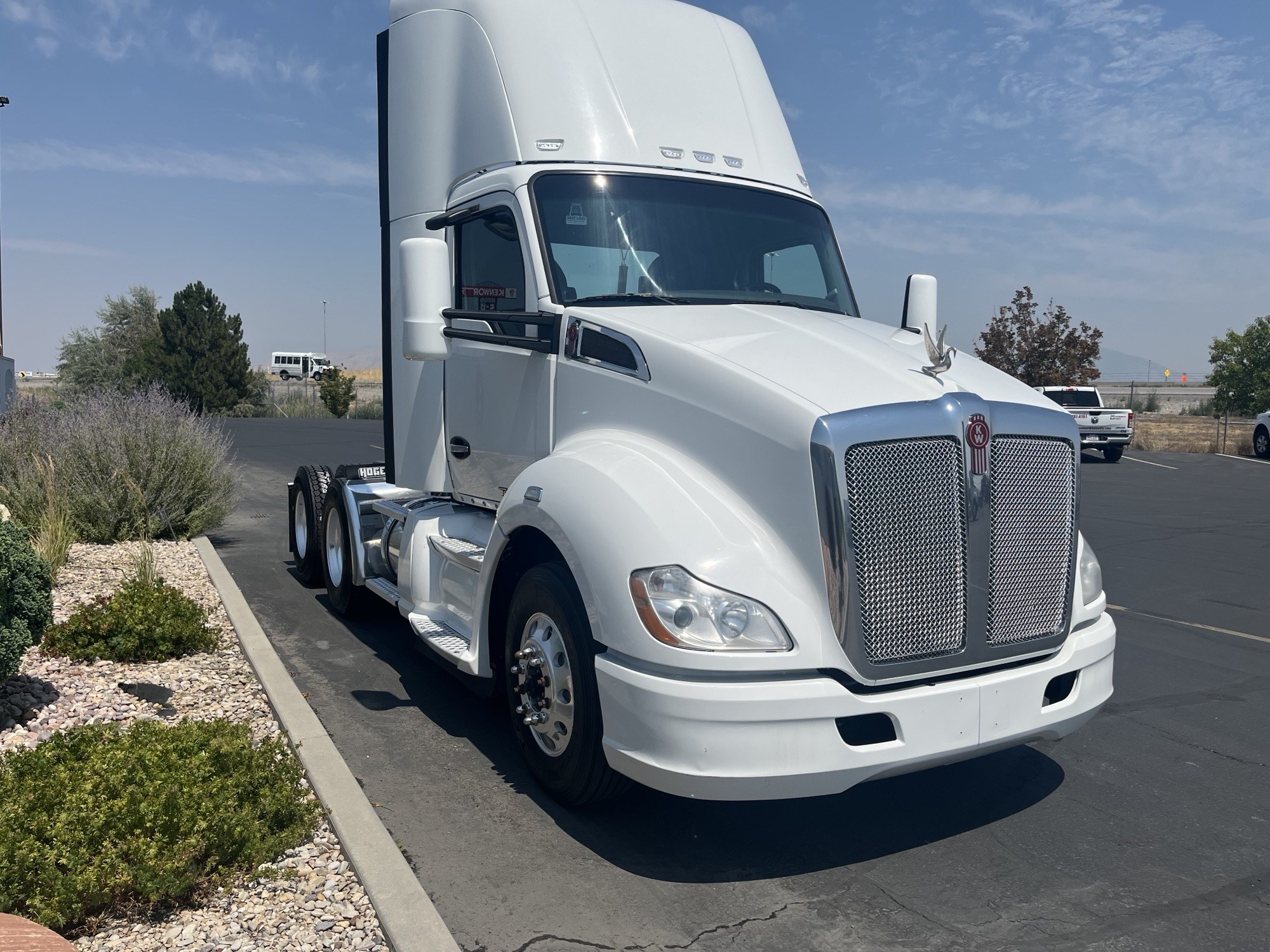 2018 Kenworth T680 - image 3 of 6
