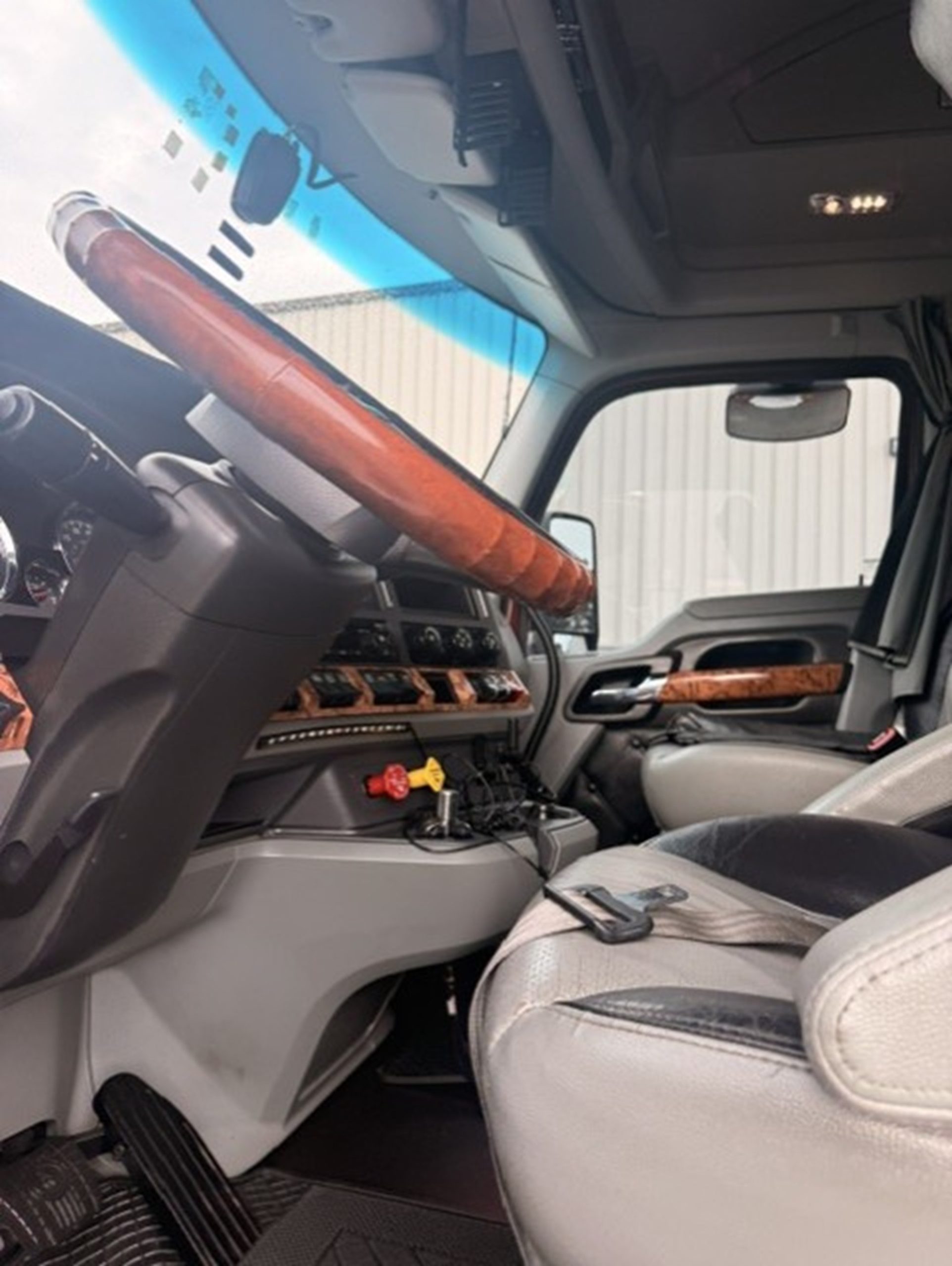 2020 Kenworth T680 - image 5 of 6