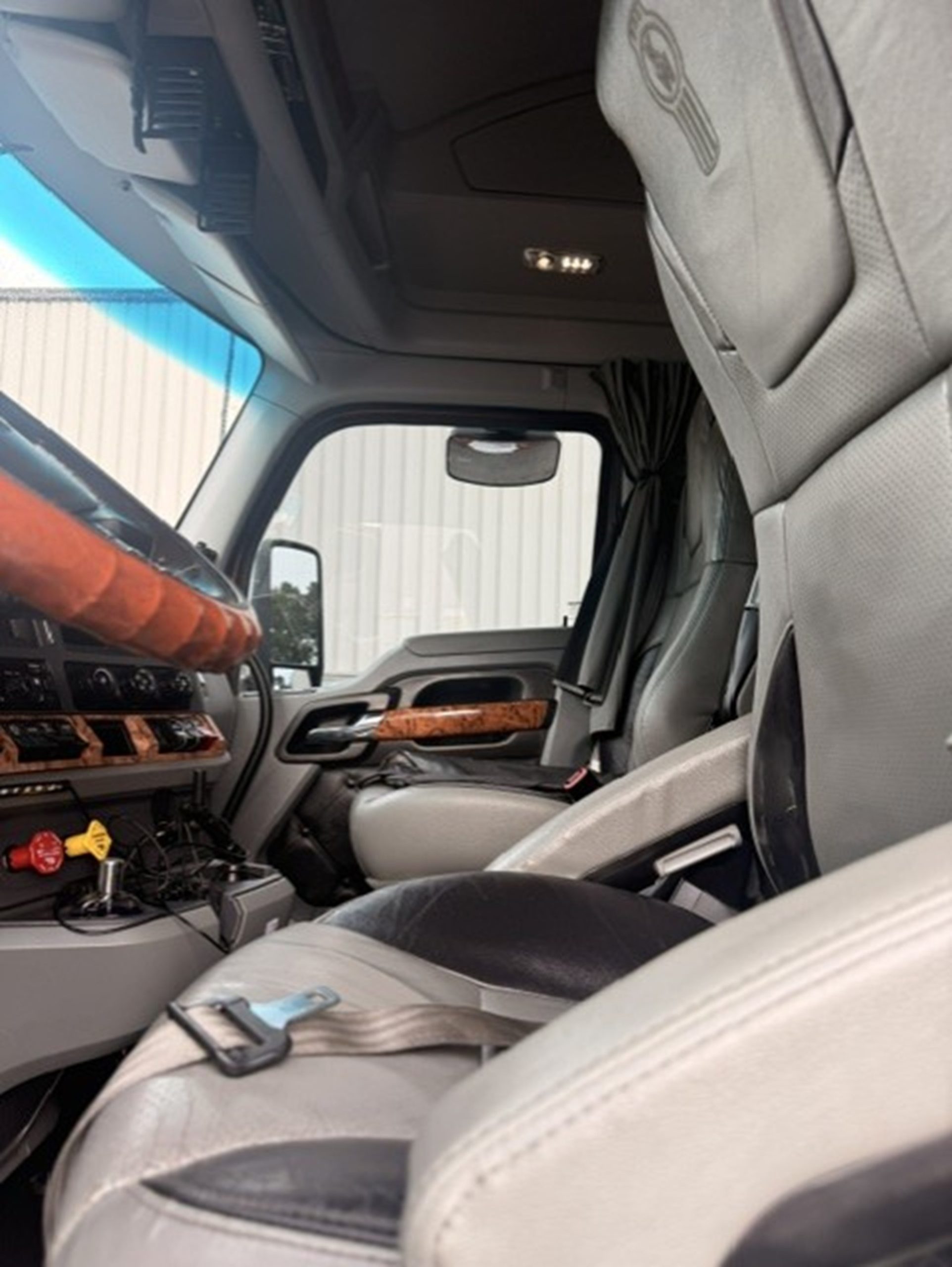 2020 Kenworth T680 - image 6 of 6