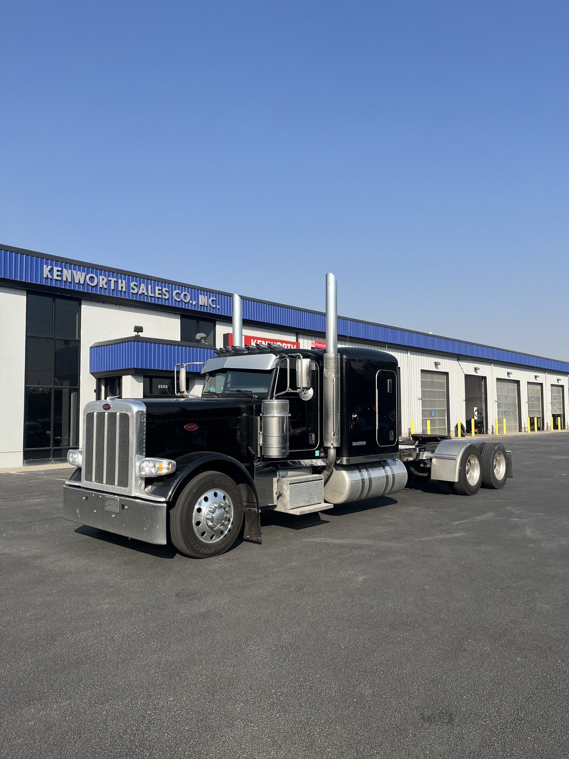 2021 Peterbilt 389 - image 1 of 6