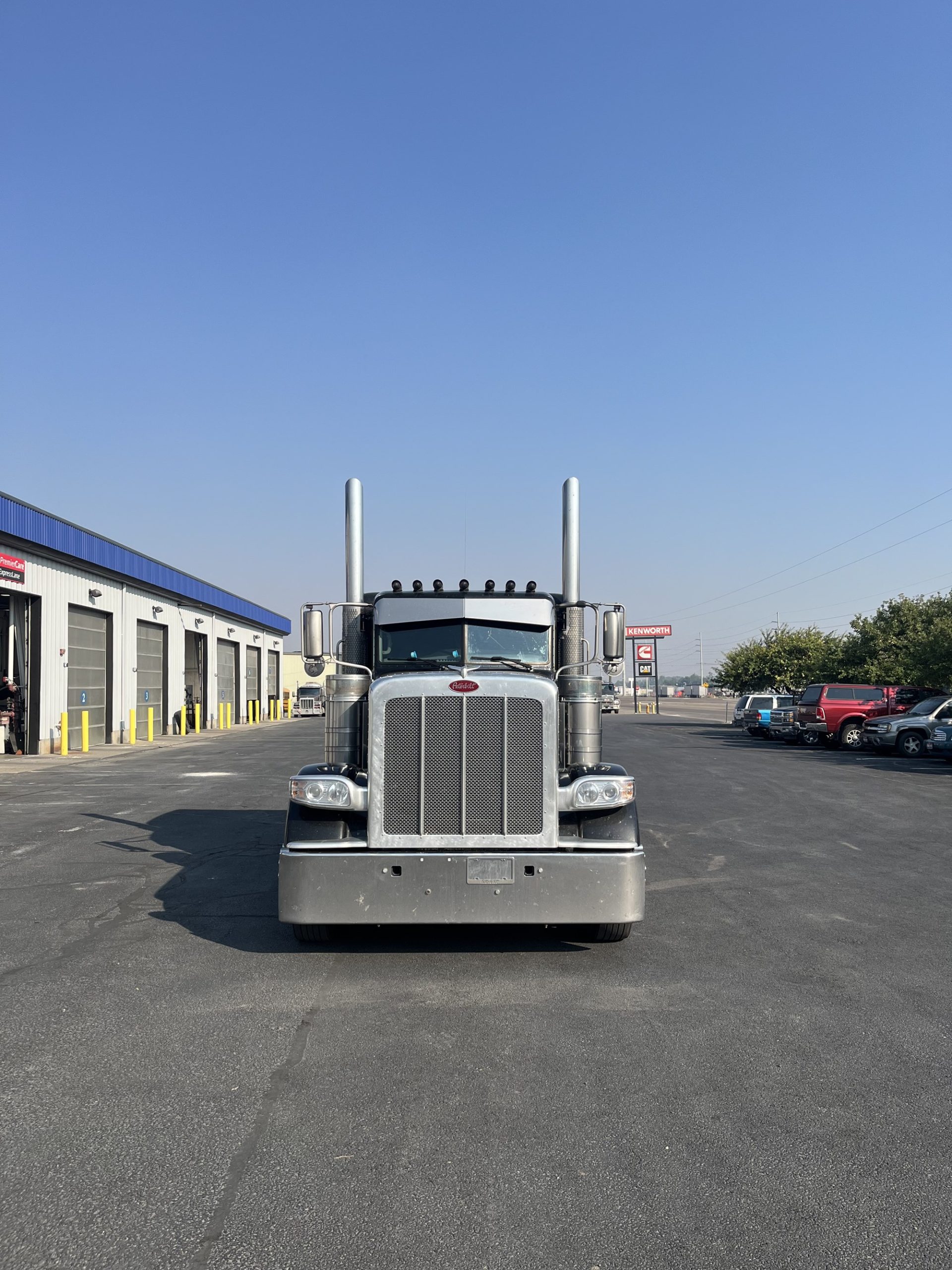 2021 Peterbilt 389 - image 2 of 6