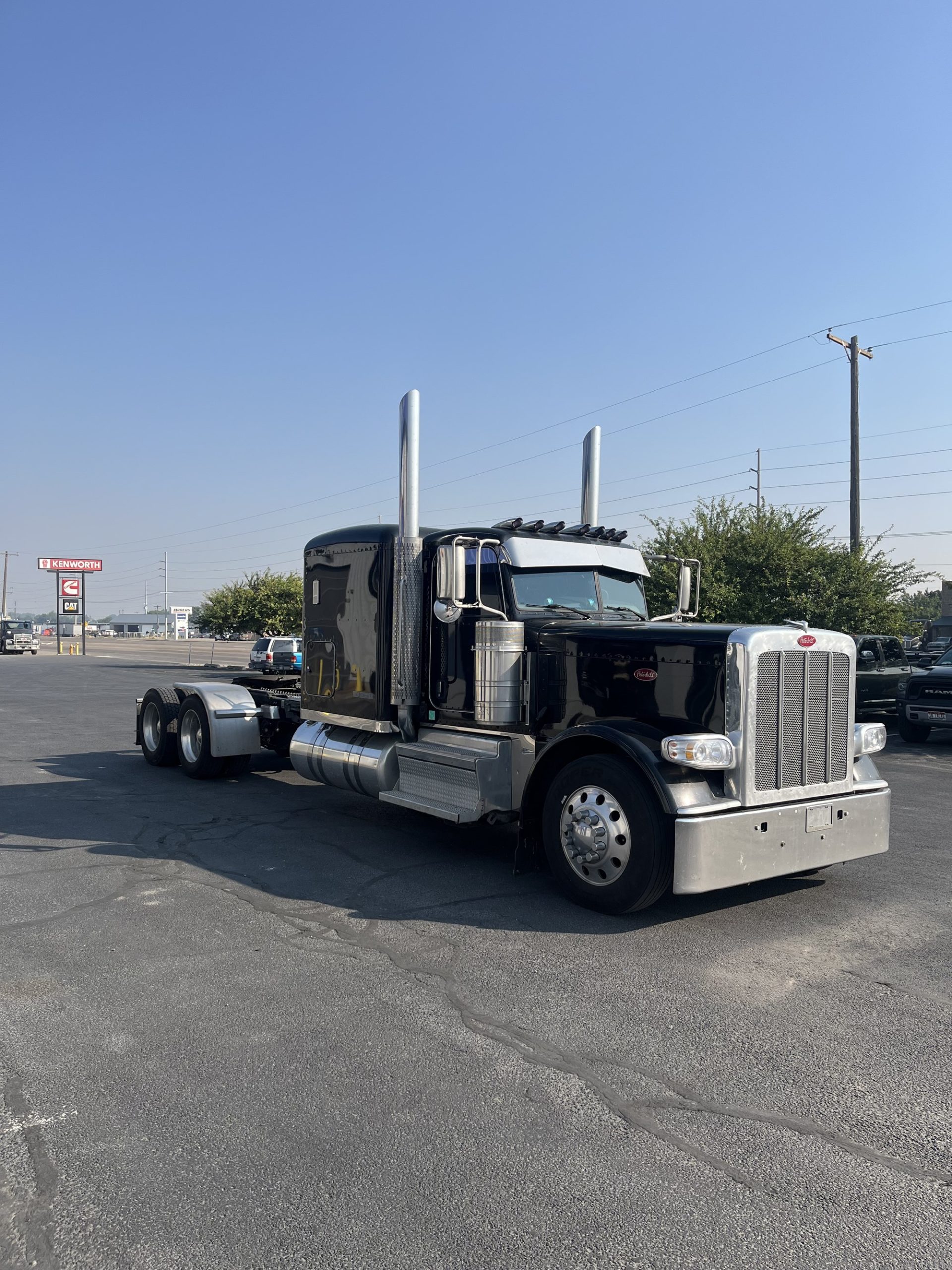 2021 Peterbilt 389 - image 3 of 6