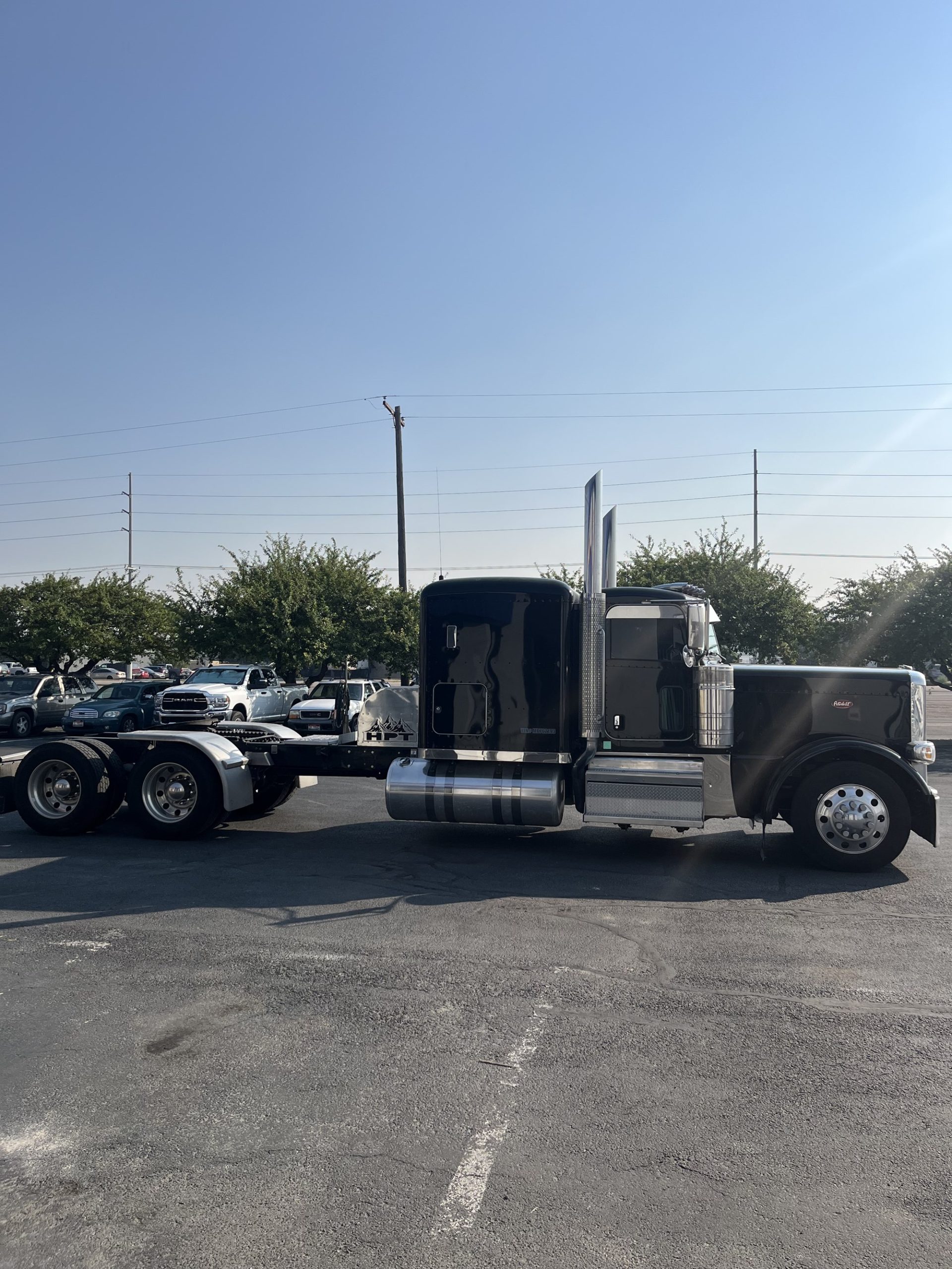2021 Peterbilt 389 - image 4 of 6