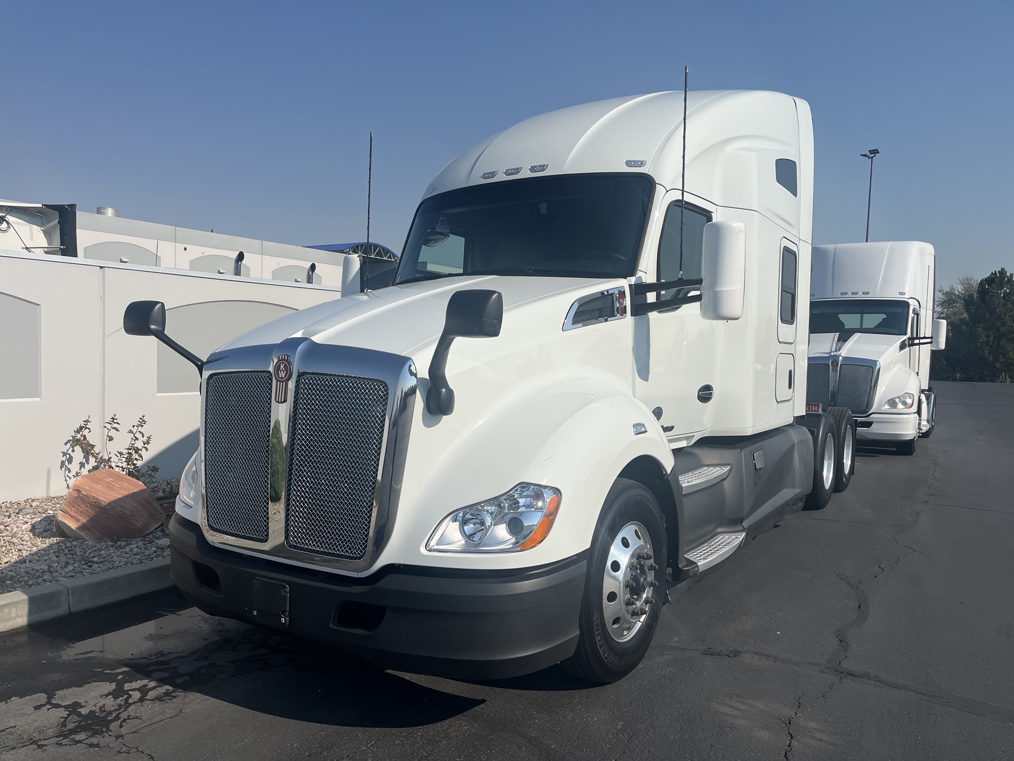 2021 Kenworth T680 - image 2 of 6