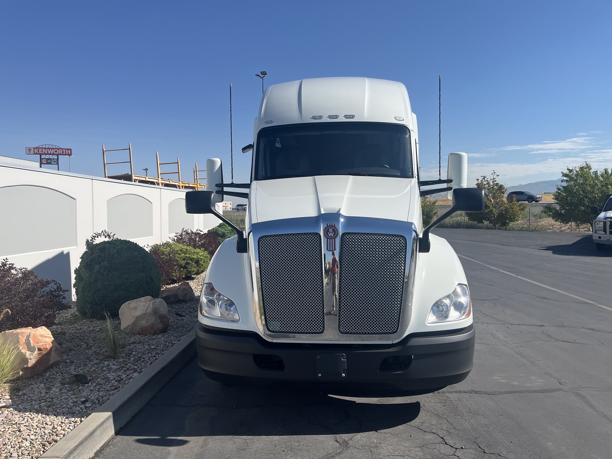 2021 Kenworth T680 - image 3 of 6