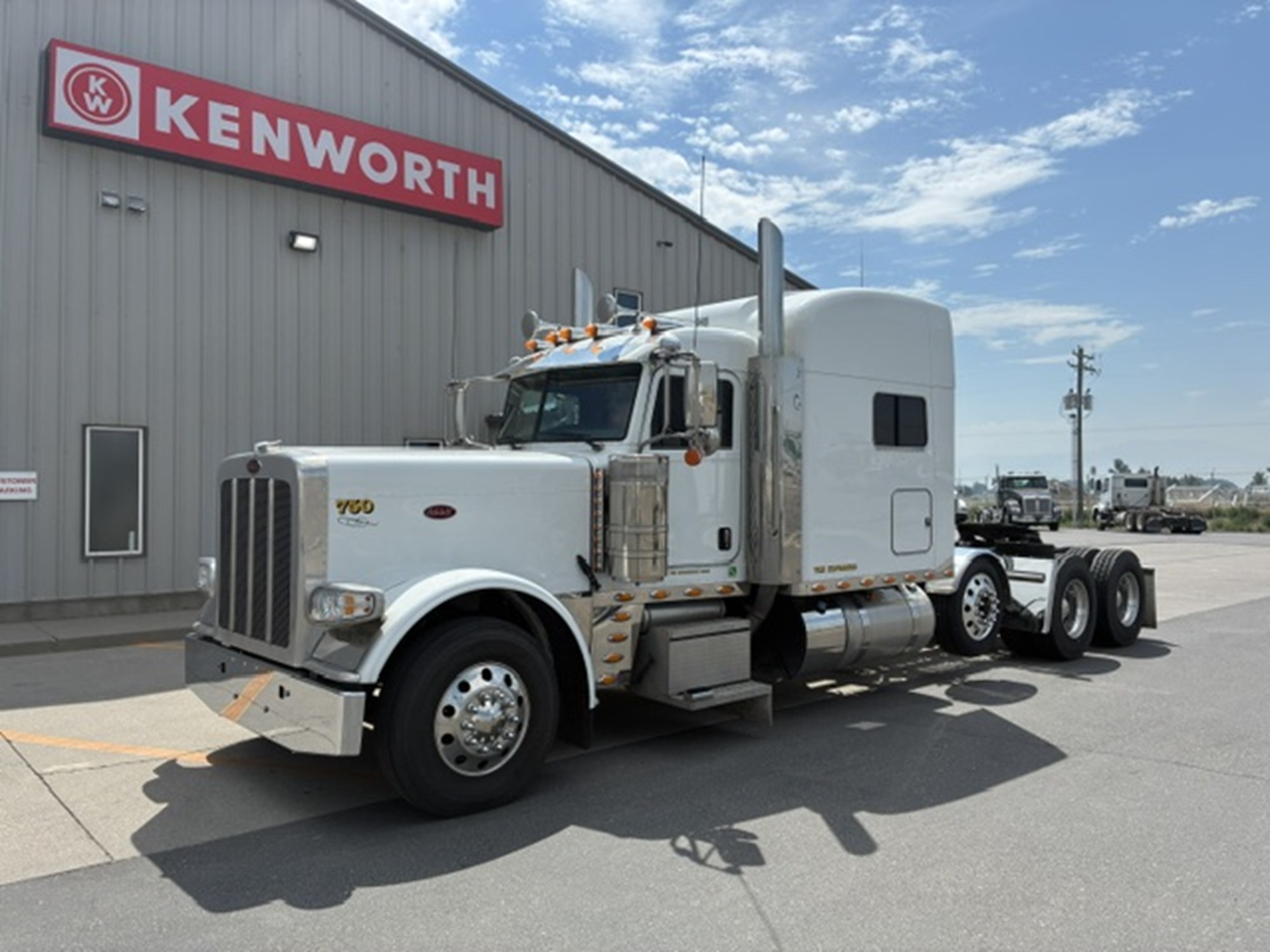 2022 Peterbilt 389 - image 1 of 2