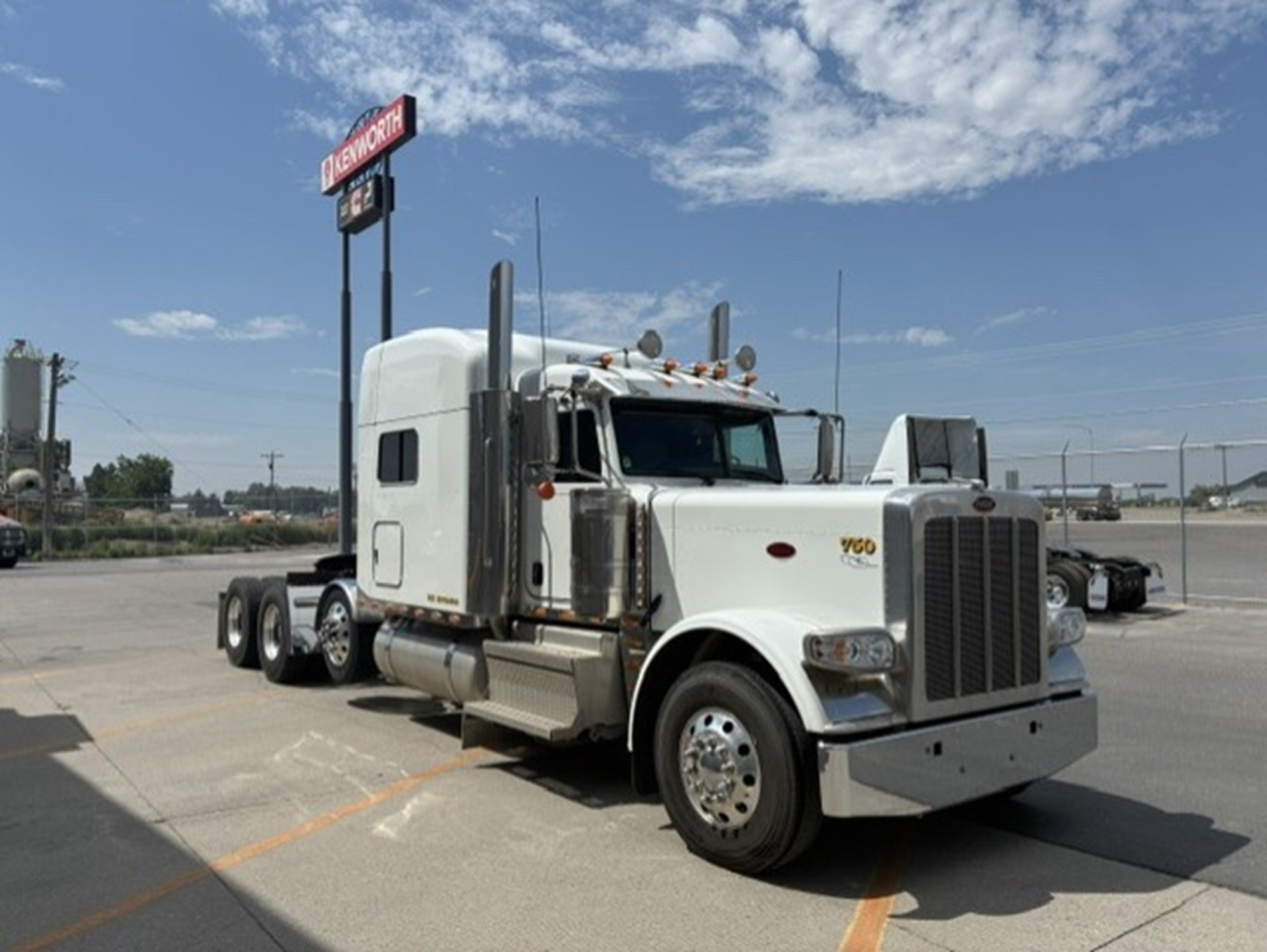 2022 Peterbilt 389 - image 2 of 2