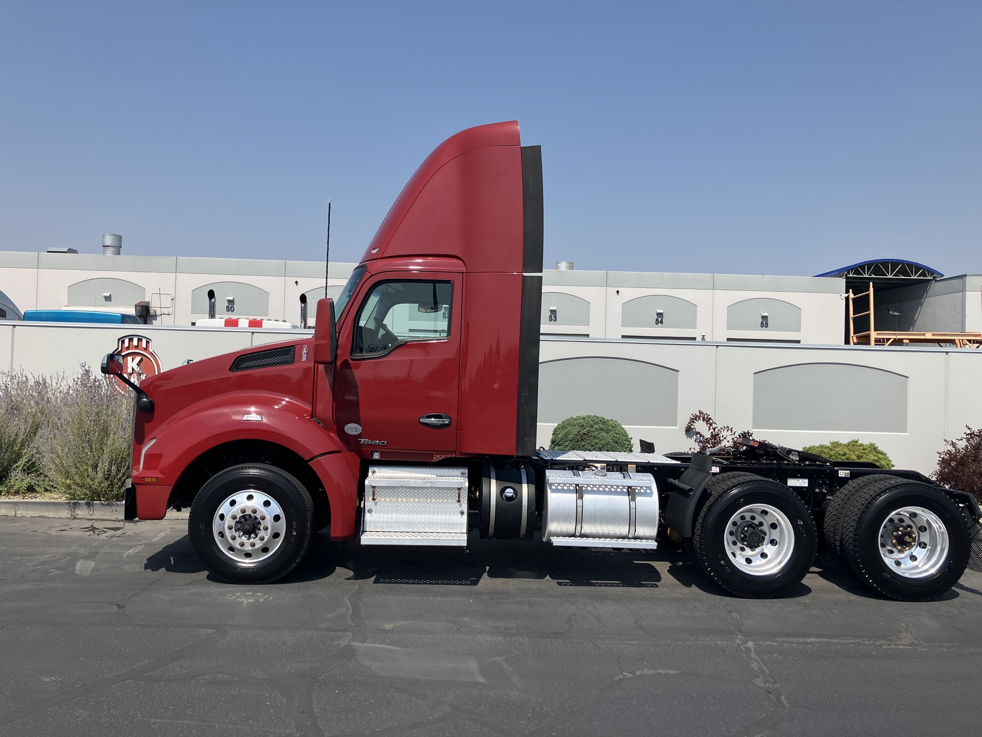 2022 Kenworth T880 - image 1 of 6