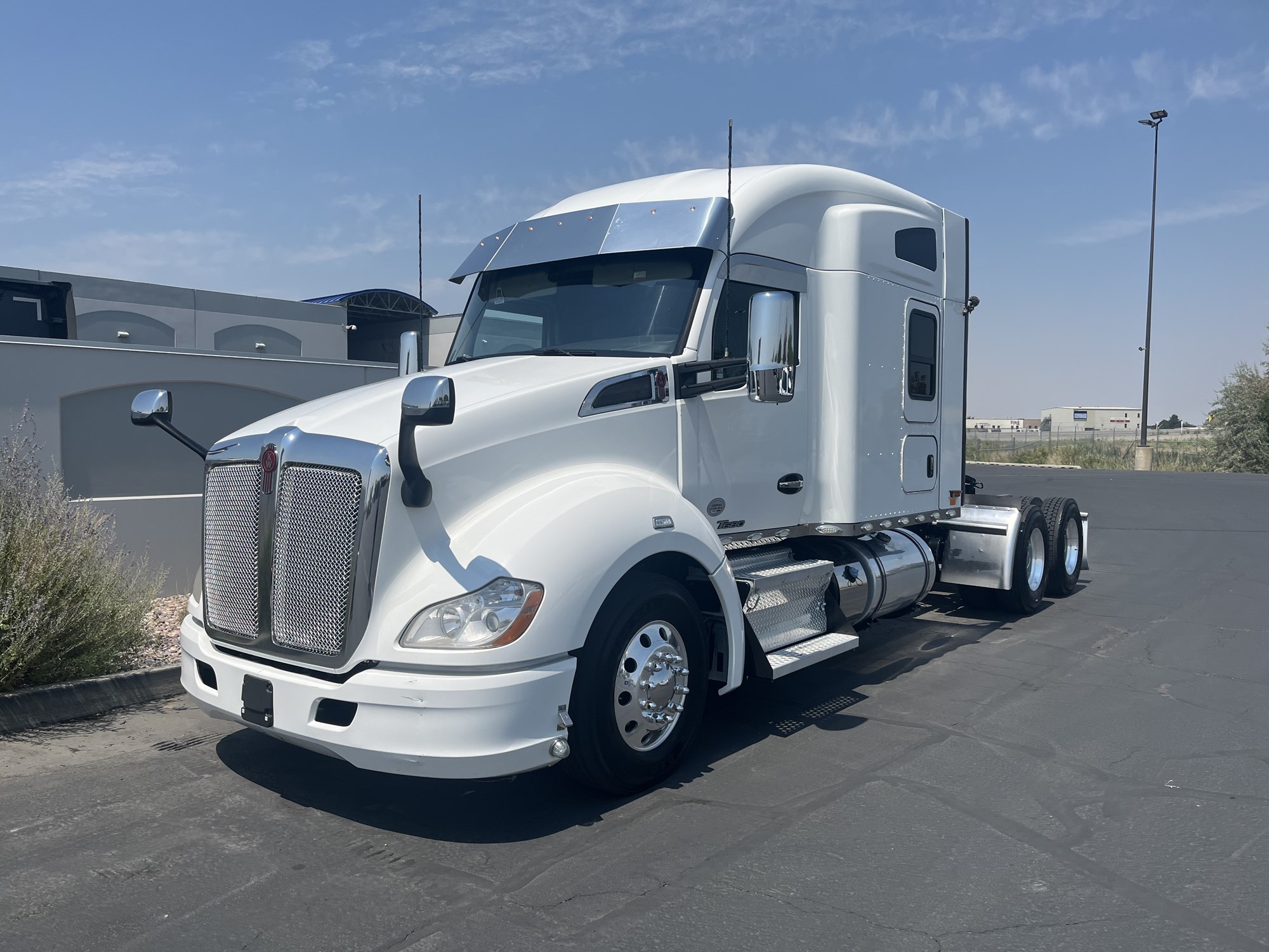 2022 Kenworth T680 - image 2 of 6