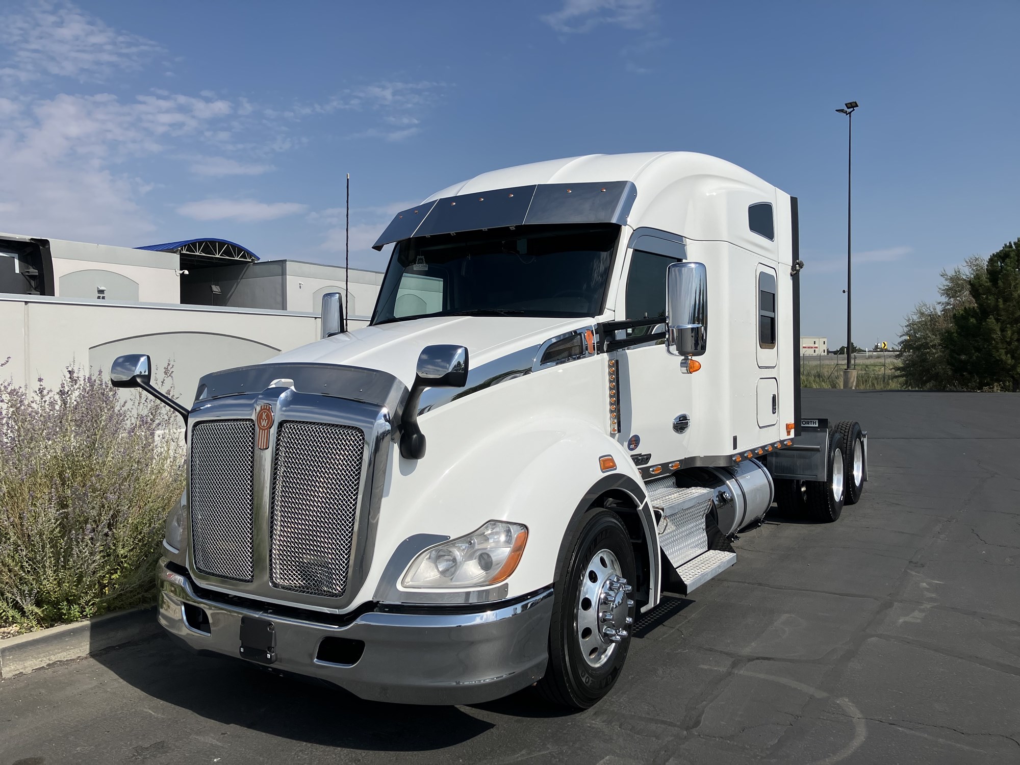 2022 Kenworth T680 - image 2 of 6