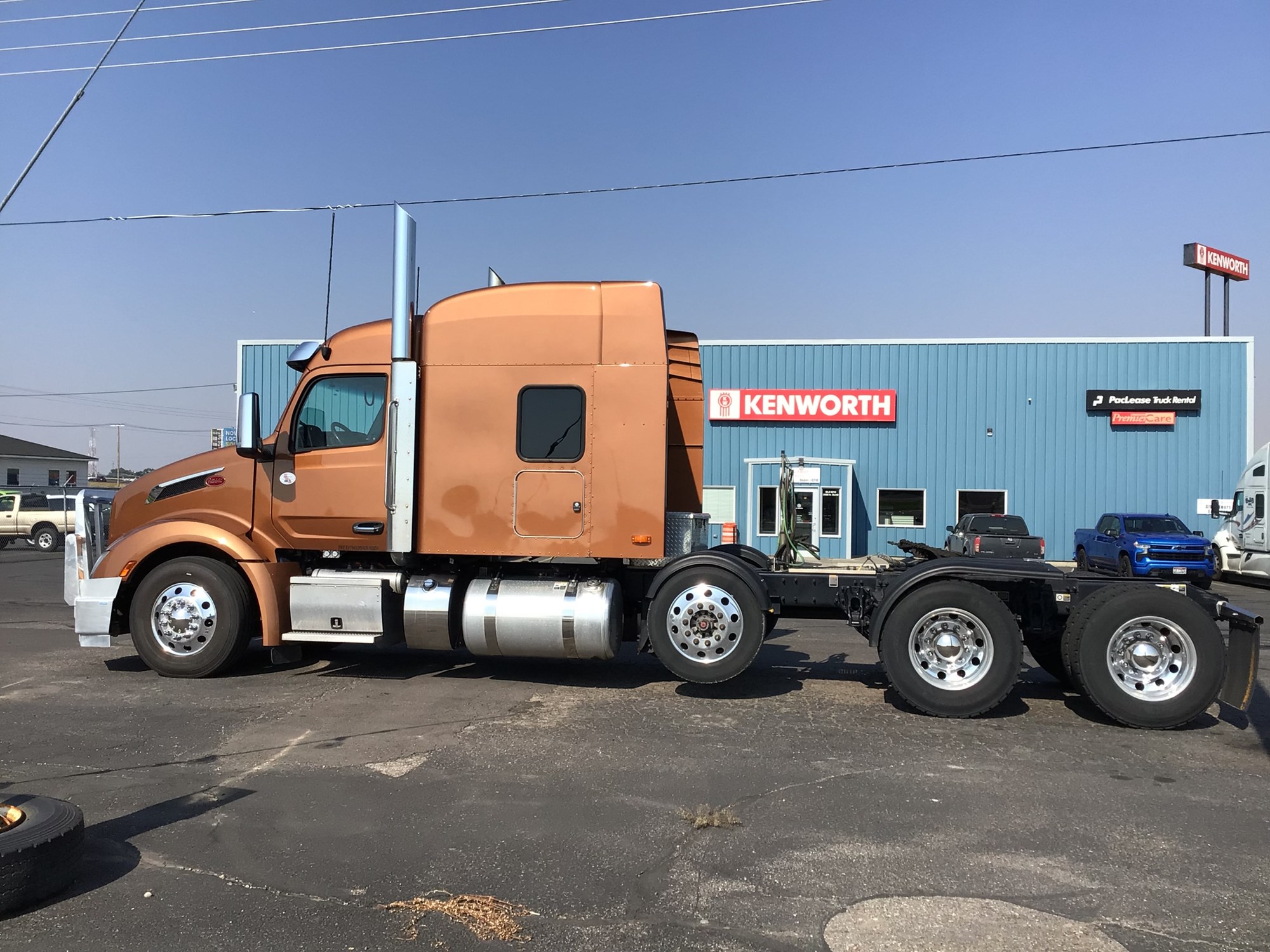 2023 Peterbilt 579 - image 3 of 6