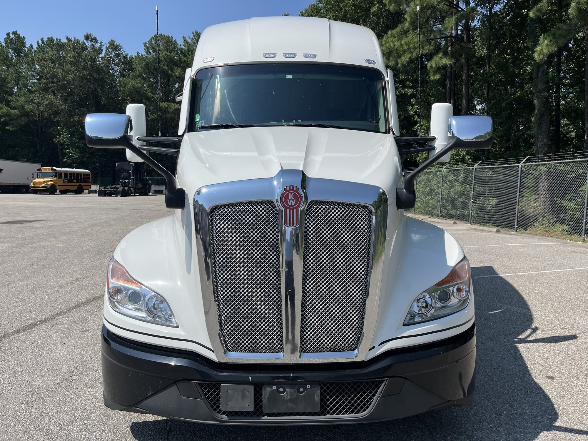 2023 Kenworth T680 - image 2 of 6