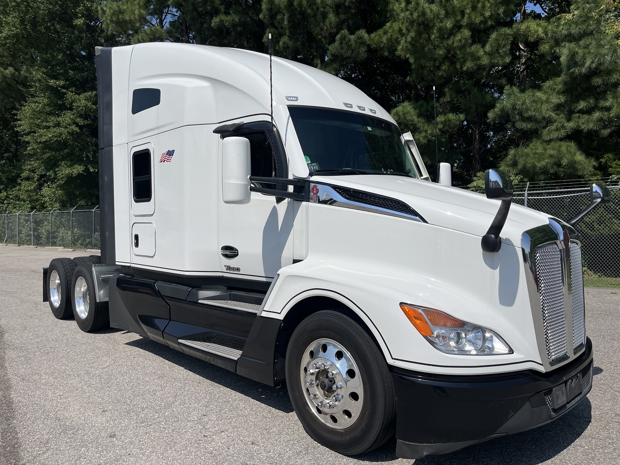 2023 Kenworth T680 - image 3 of 6