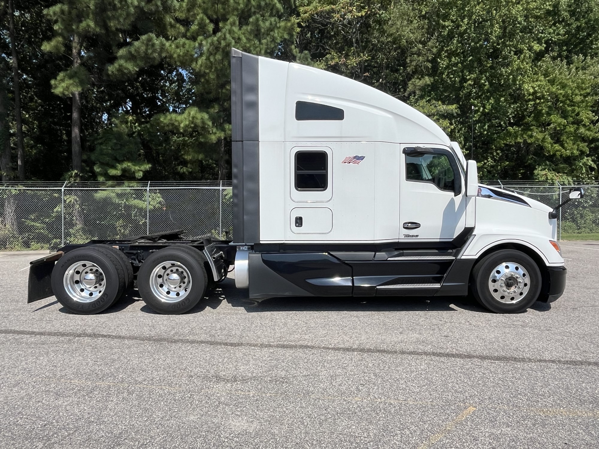 2023 Kenworth T680 - image 4 of 6