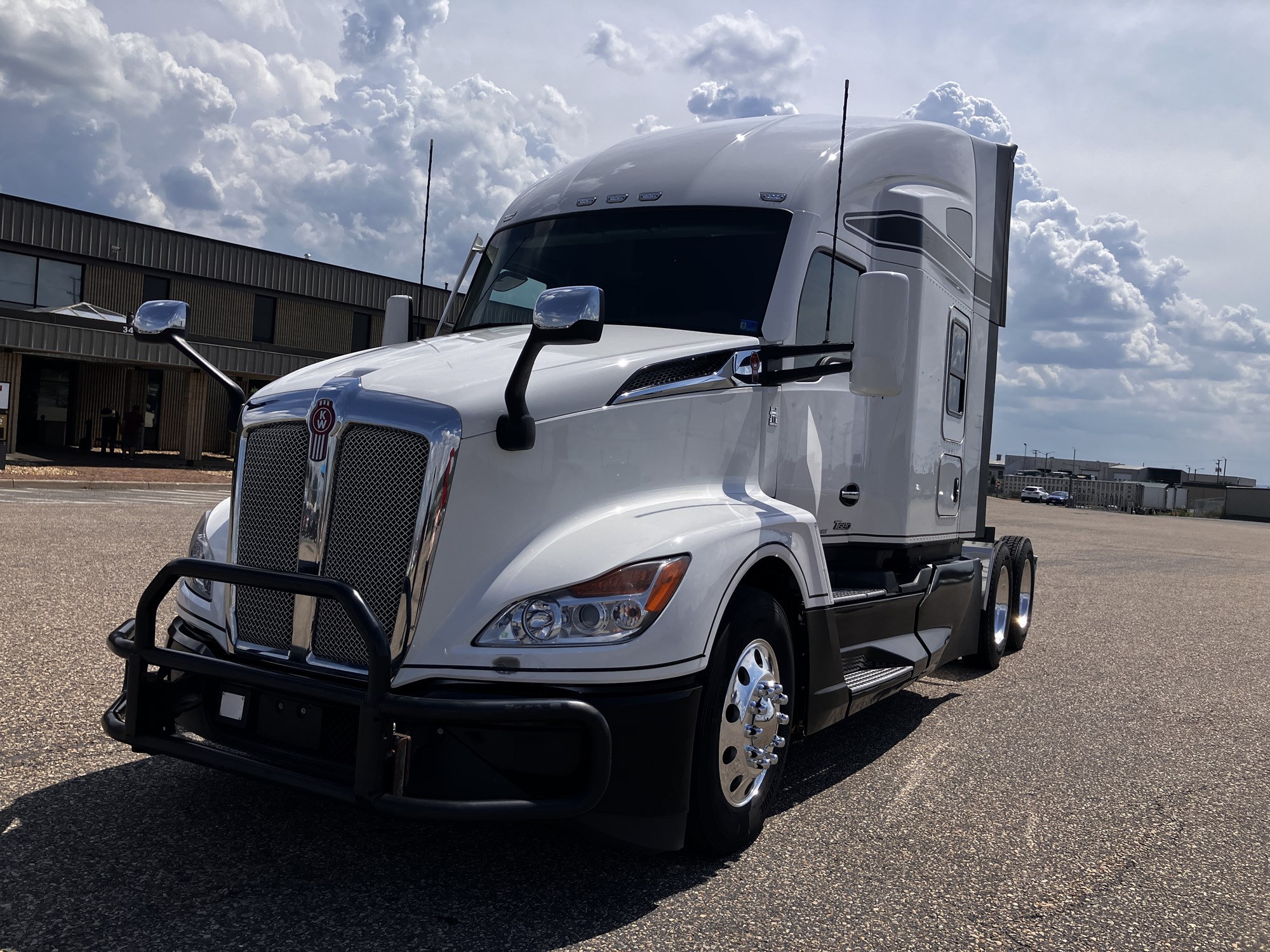 2023 Kenworth T680 2023 Kenworth T680 - image 1 of 6