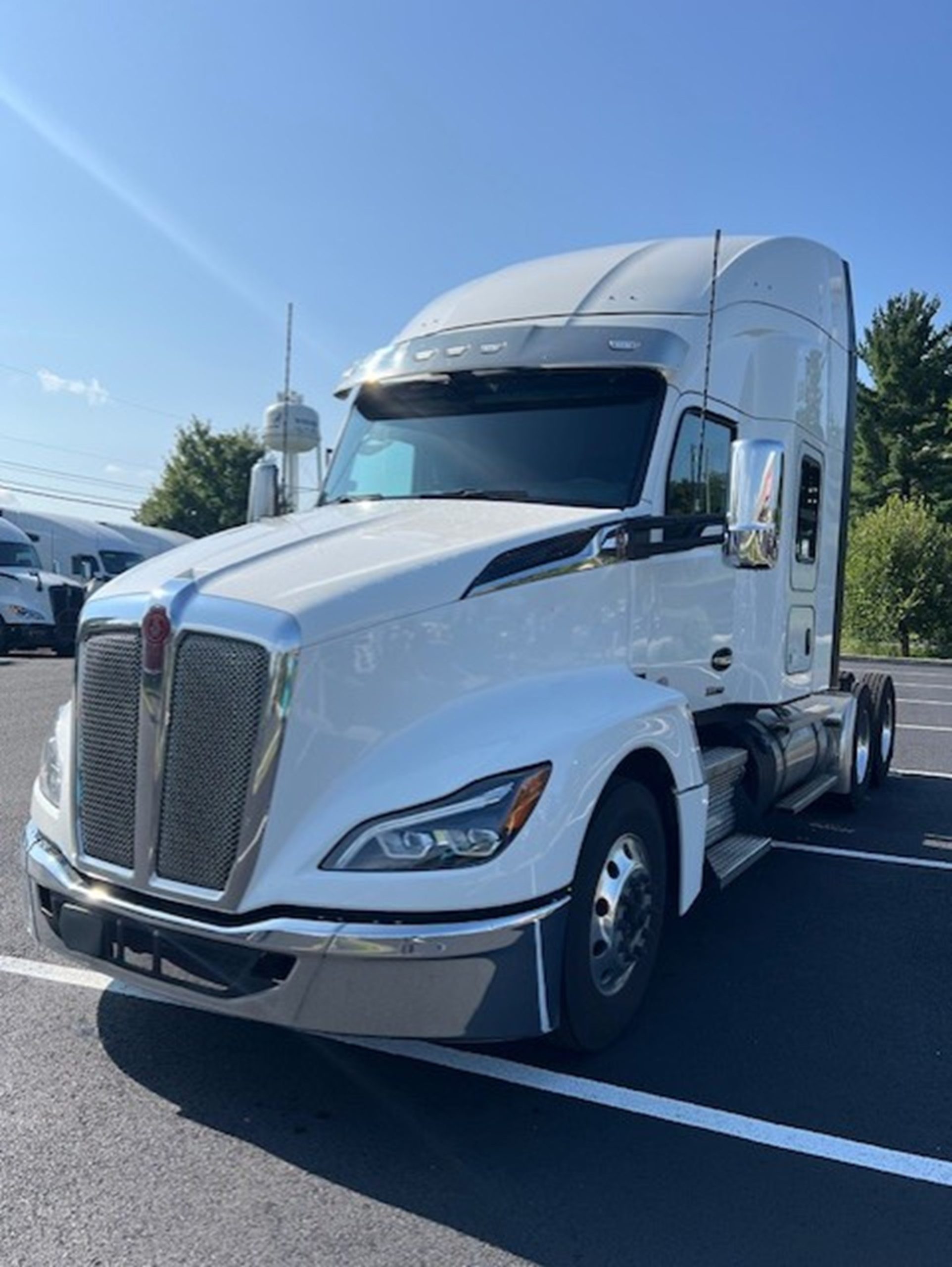 2024 Kenworth T680 - image 1 of 6