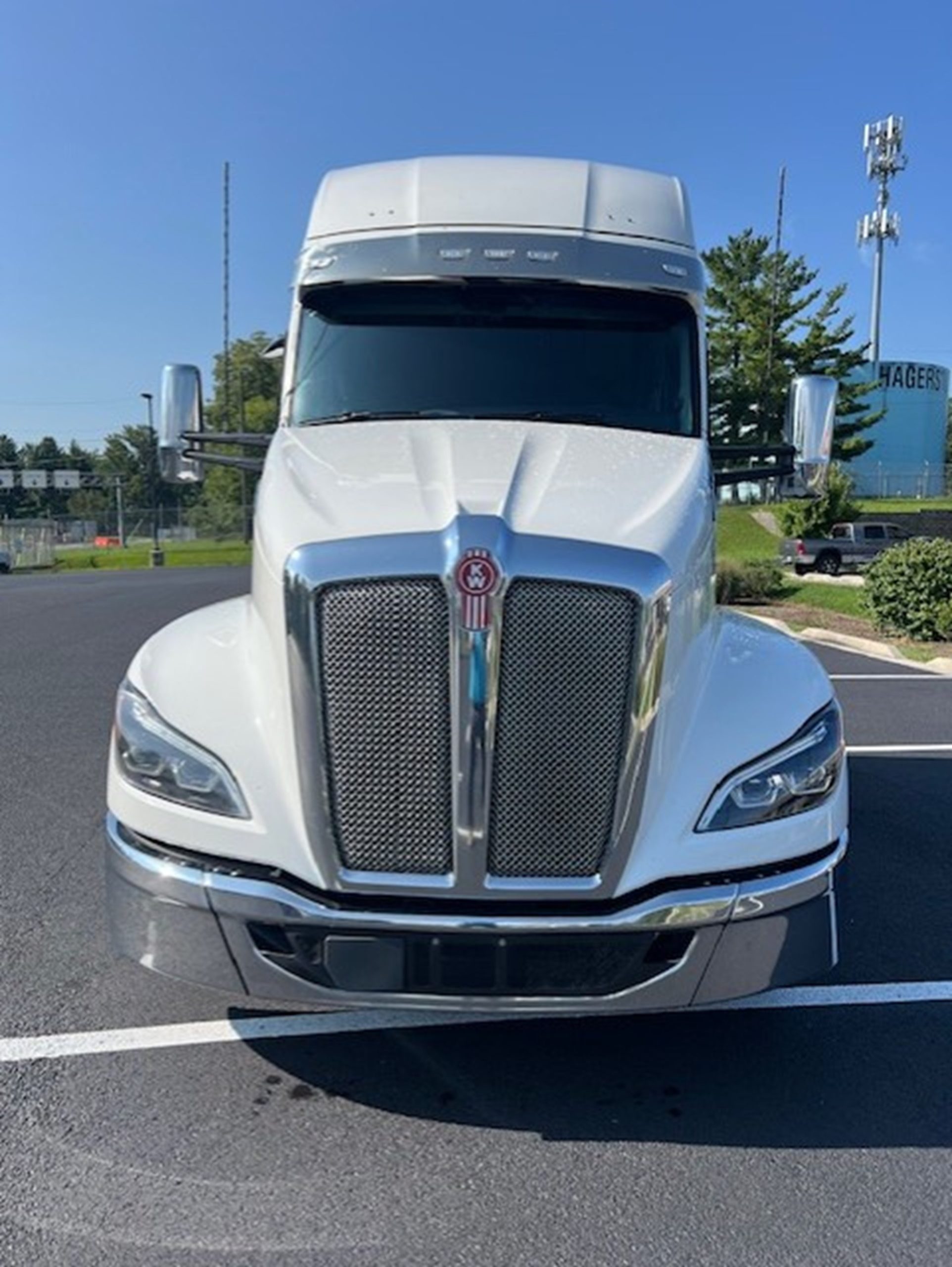 2024 Kenworth T680 - image 2 of 6