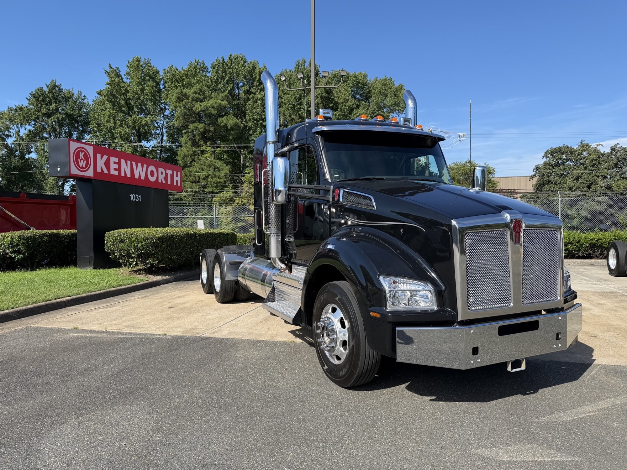 2024 Kenworth T880 - image 1 of 6