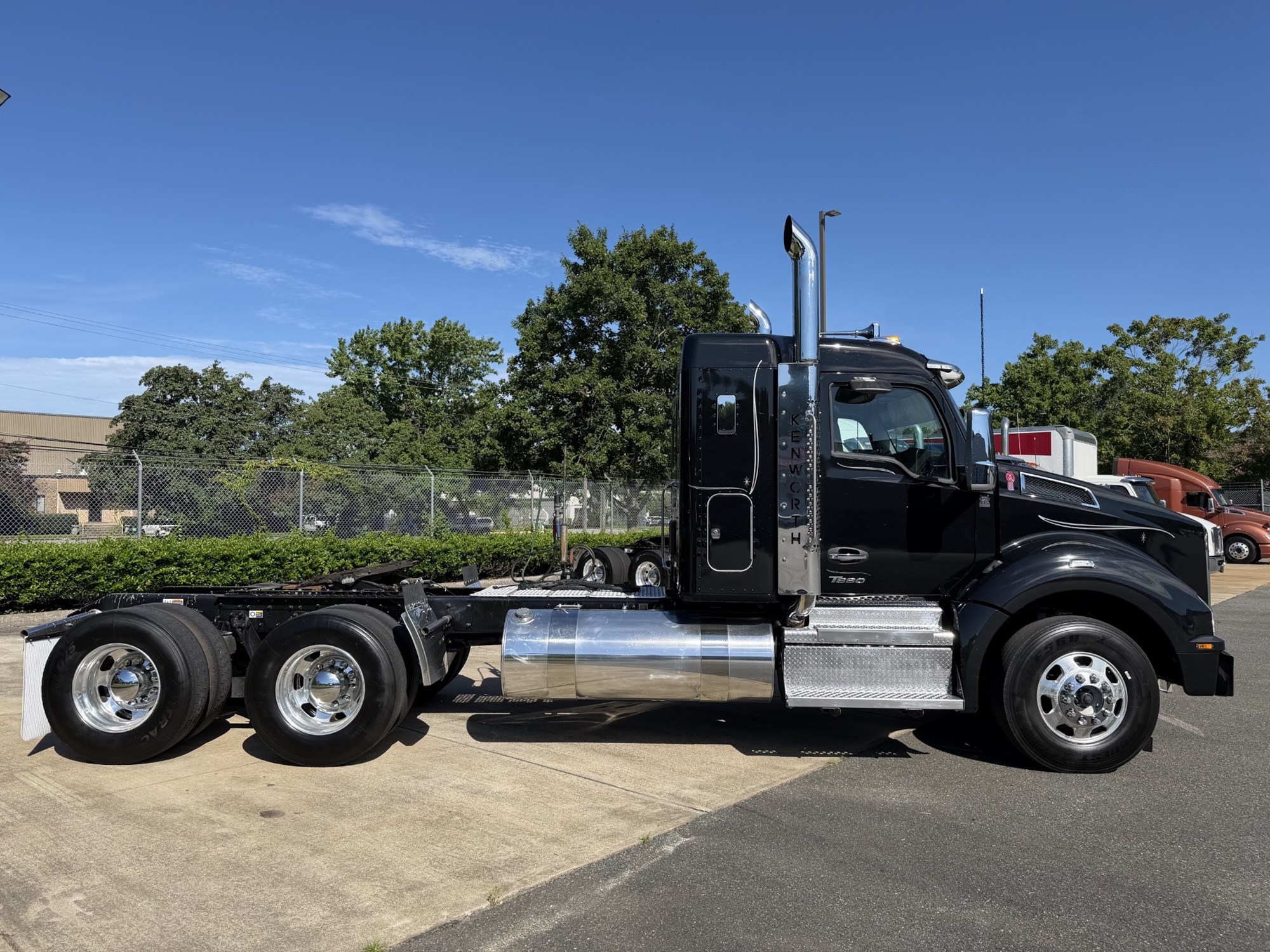 2024 Kenworth T880 - image 2 of 6