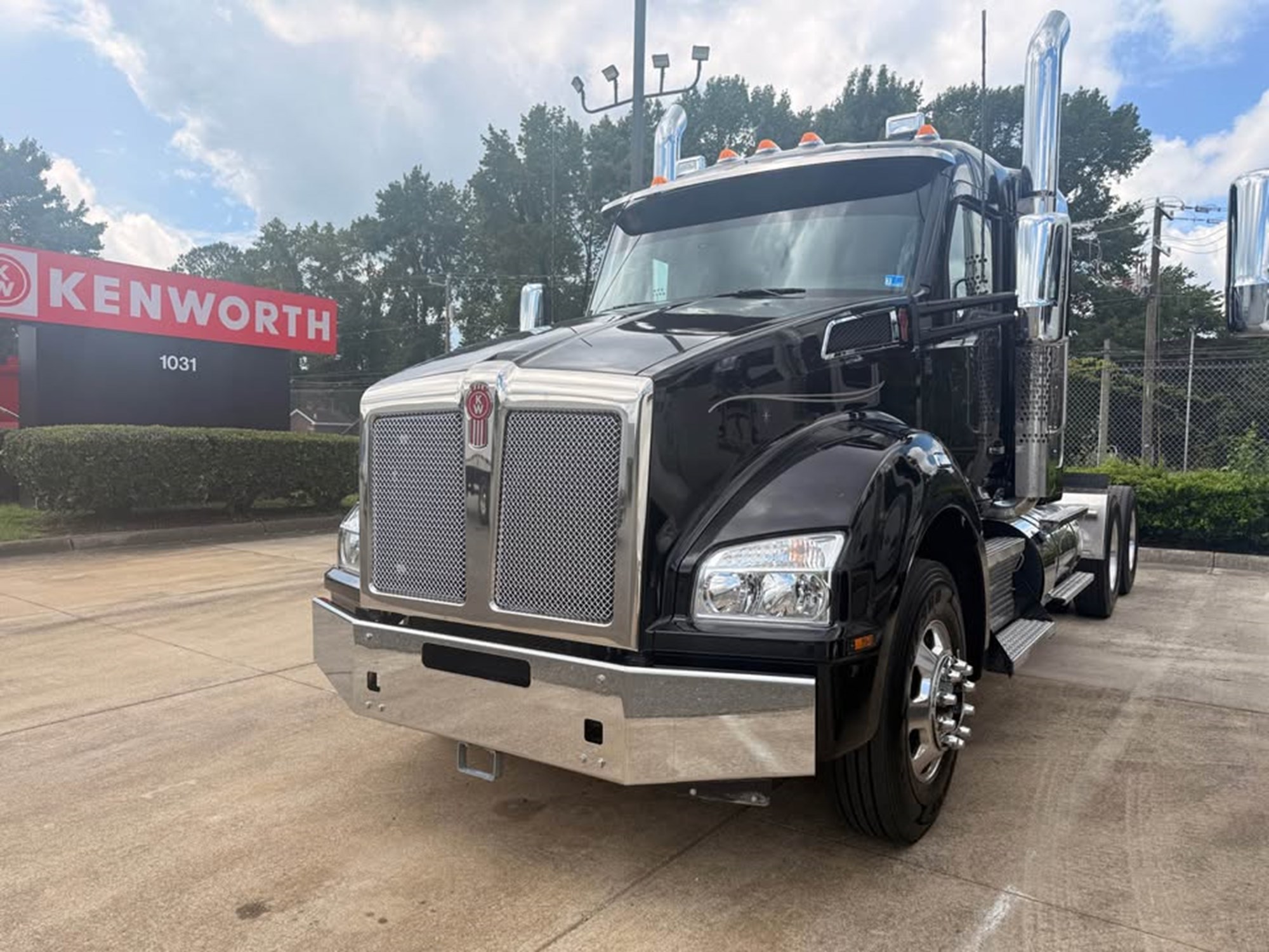 2024 Kenworth T880 - image 3 of 6