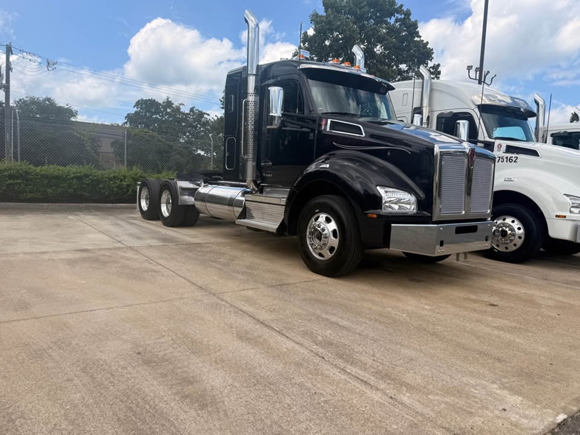 2024 Kenworth T880 - image 5 of 6