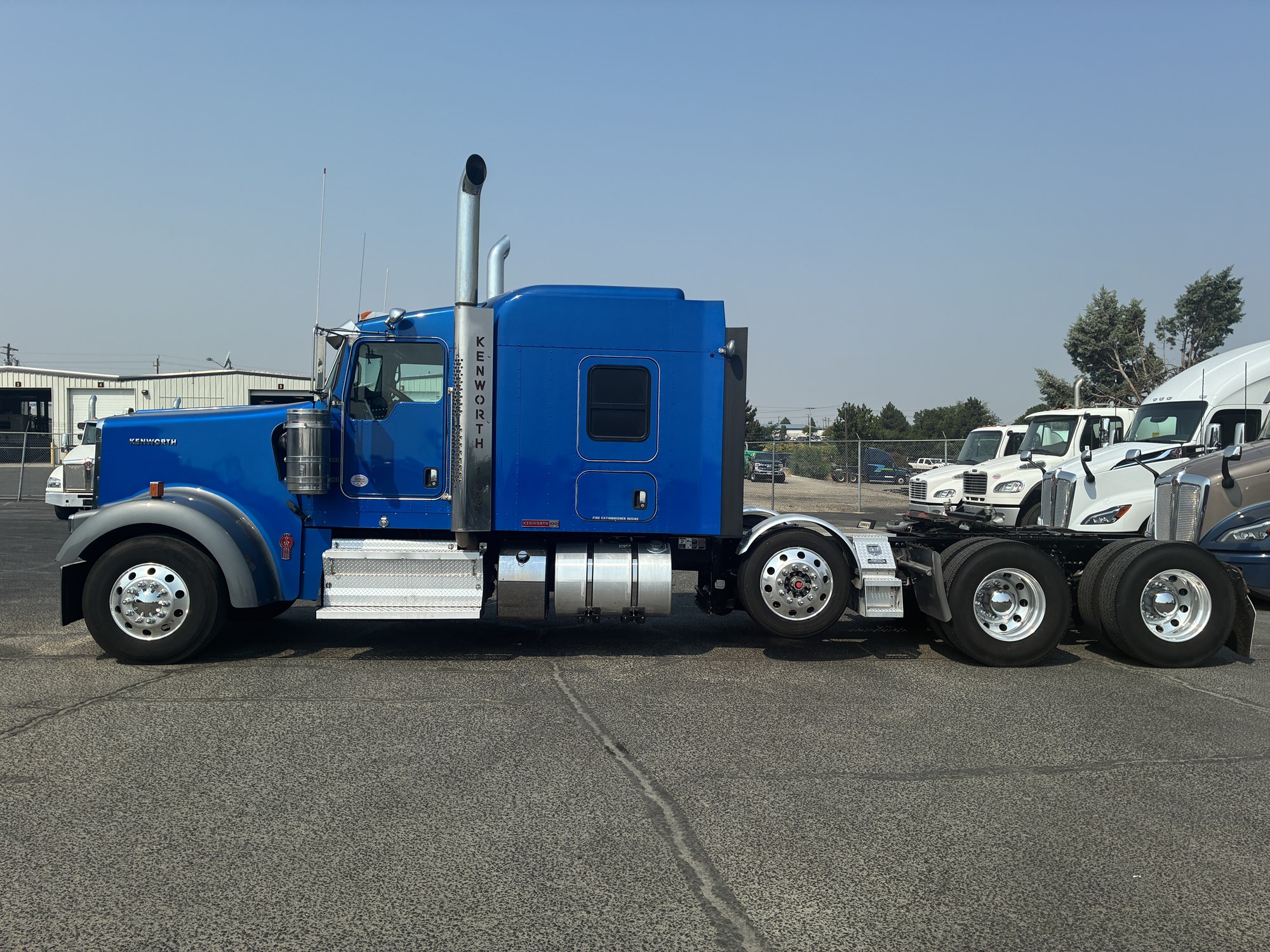 2024 Kenworth W900 - image 2 of 6