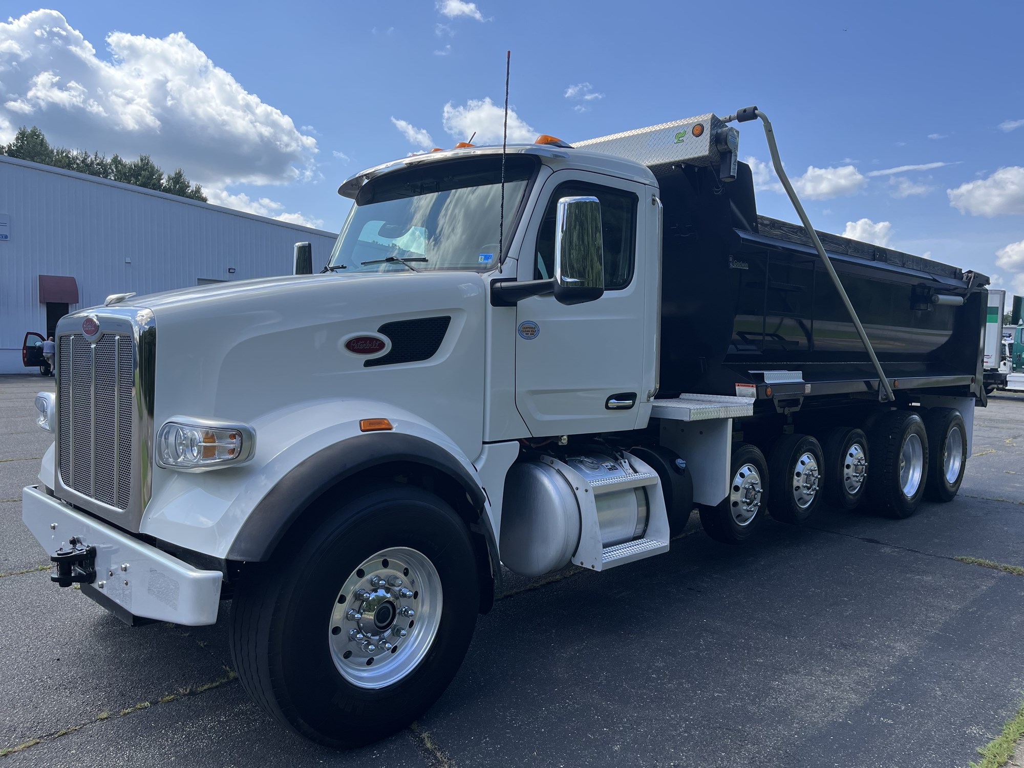 2025 Peterbilt 567 - image 1 of 6