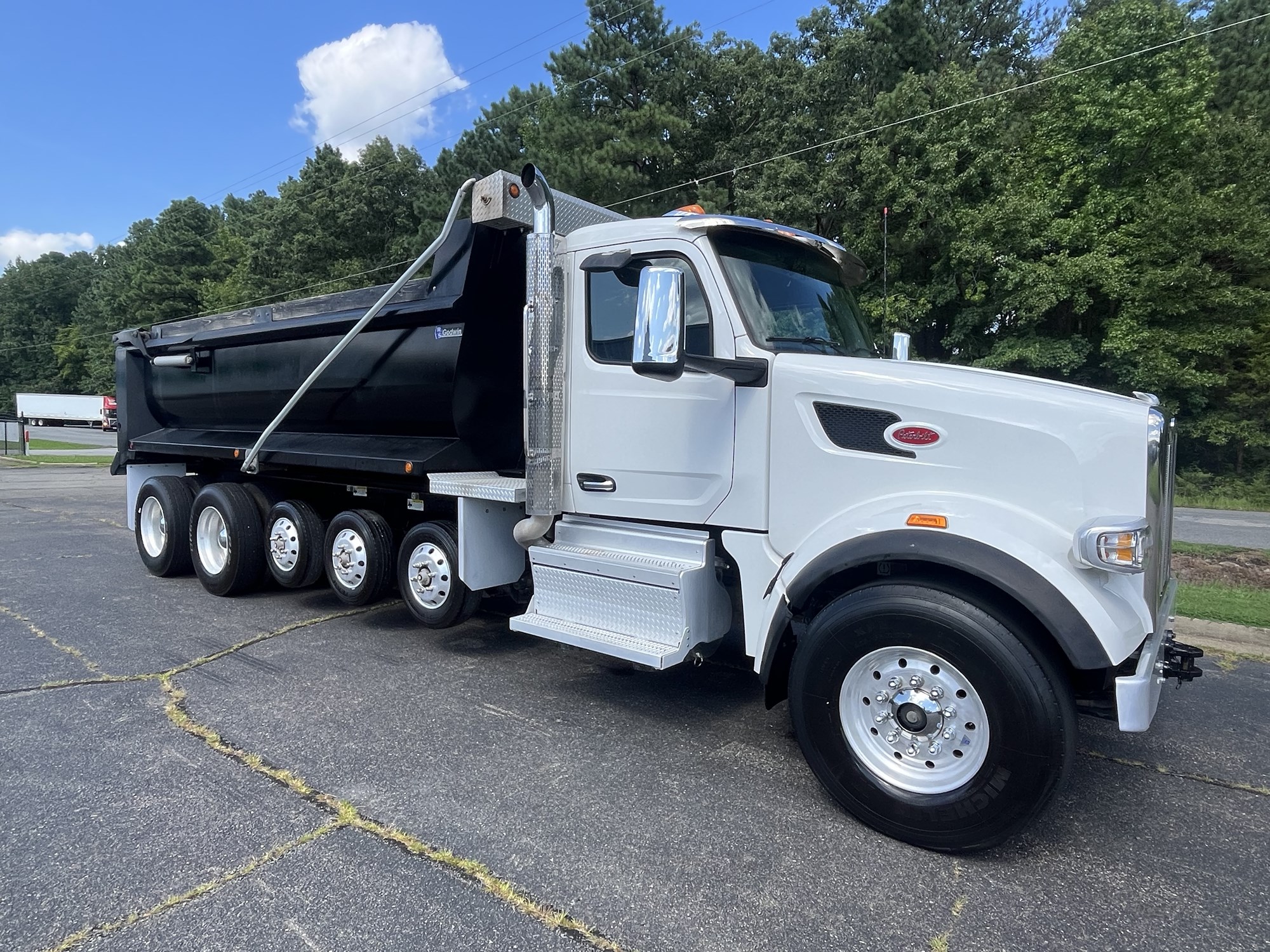 2025 Peterbilt 567 - image 3 of 6