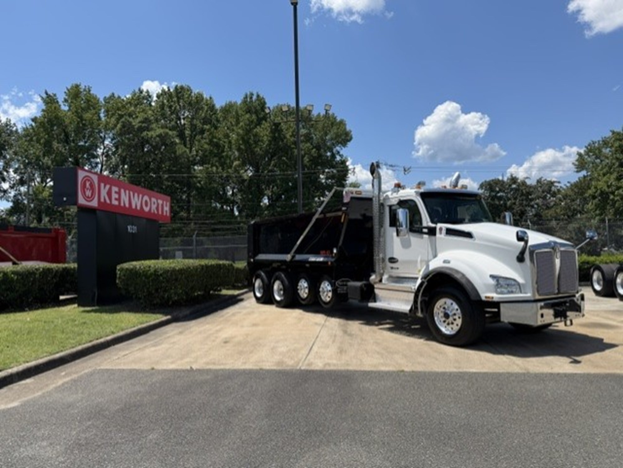 2026 Kenworth T880 - image 1 of 6