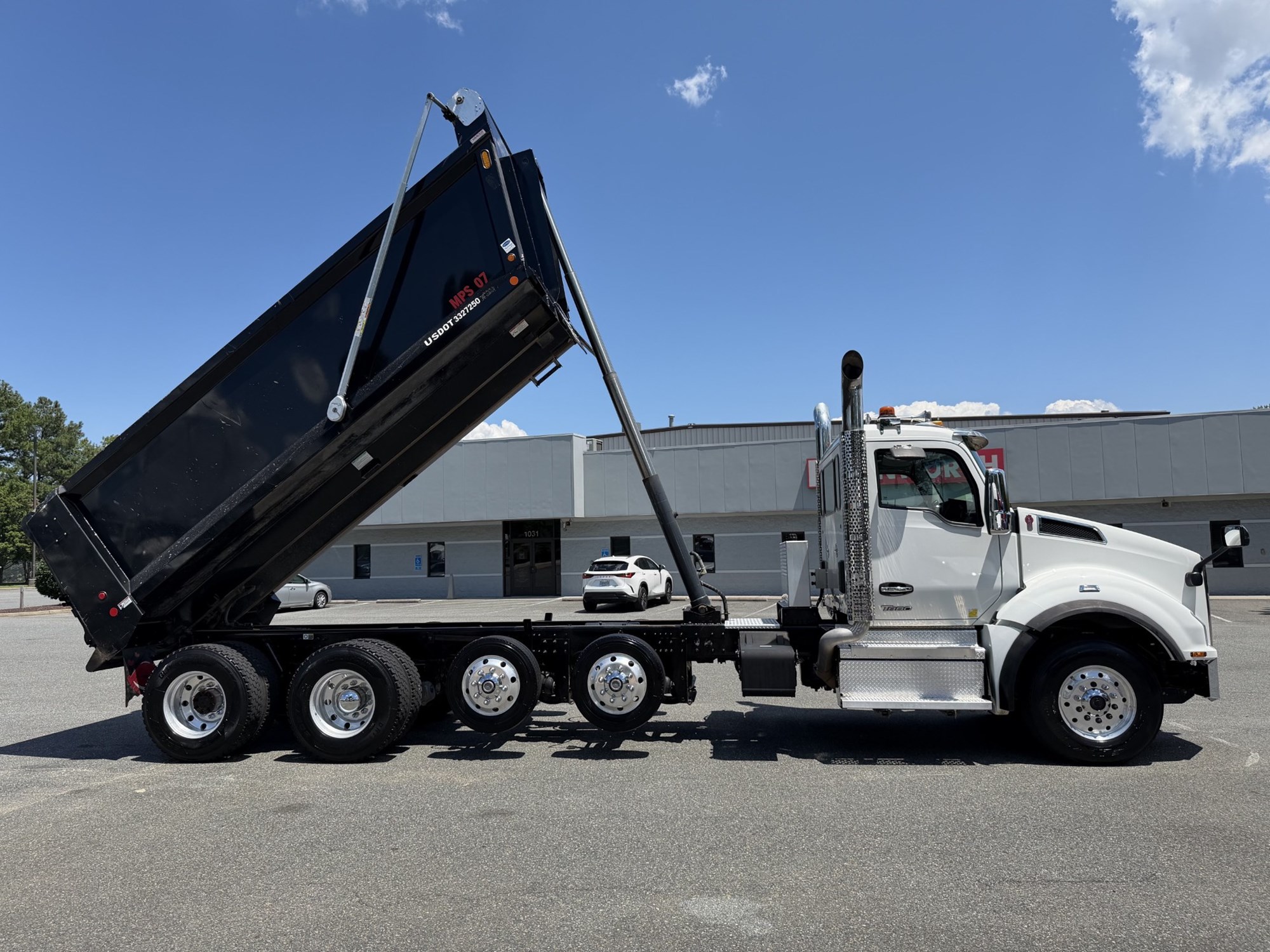 2026 Kenworth T880 - image 2 of 6
