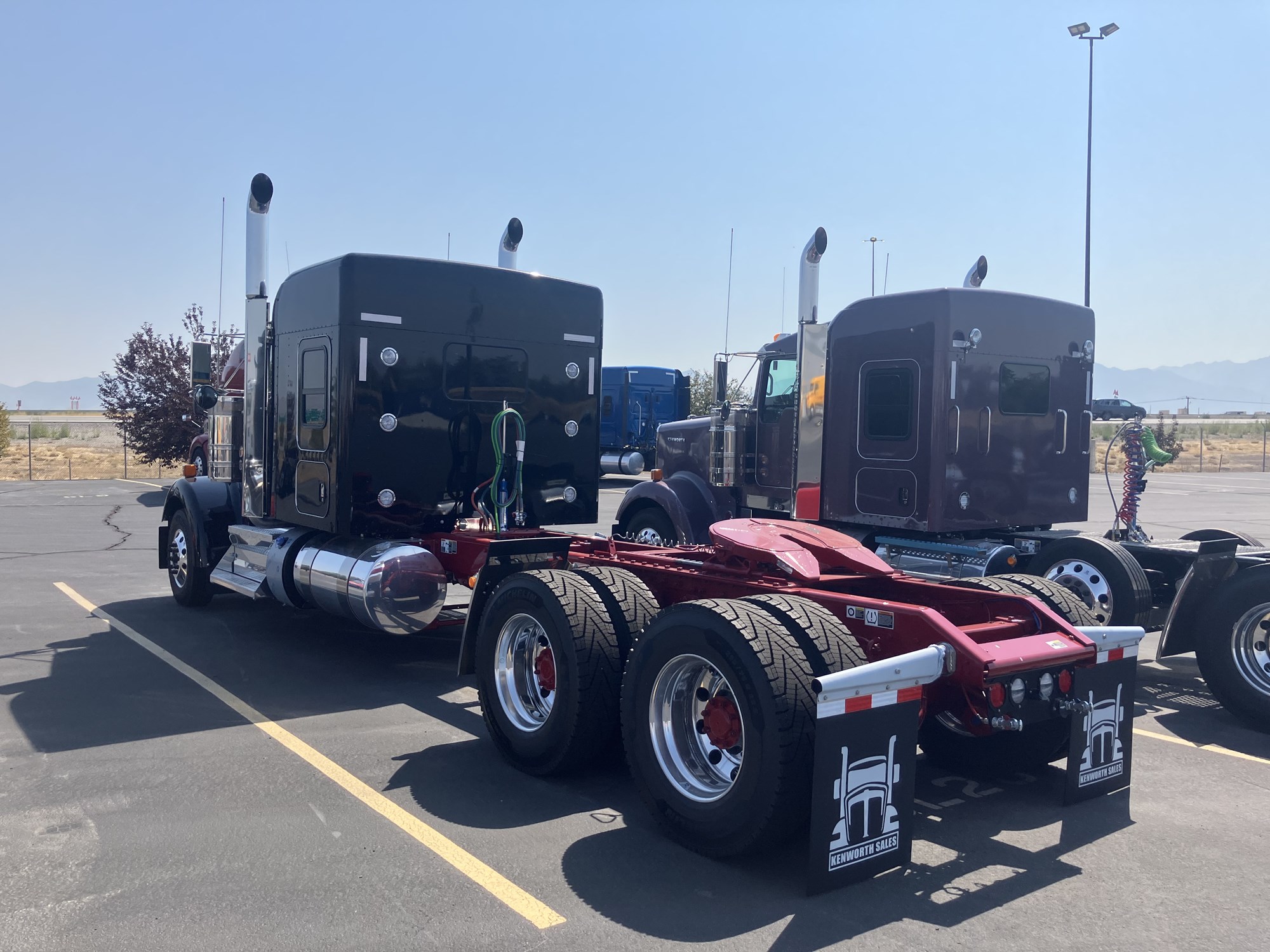 2027 Kenworth W900B - image 2 of 5