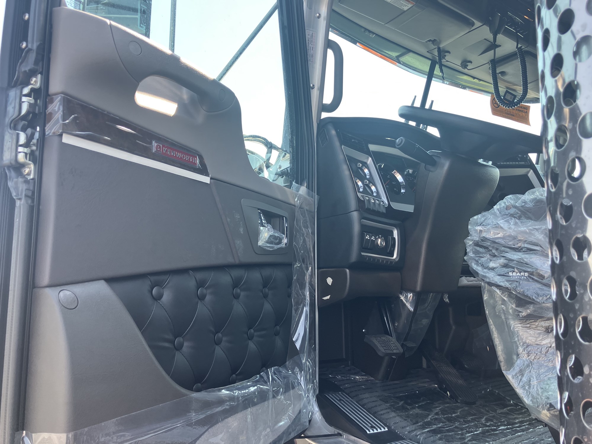 2027 Kenworth W900B - image 3 of 5