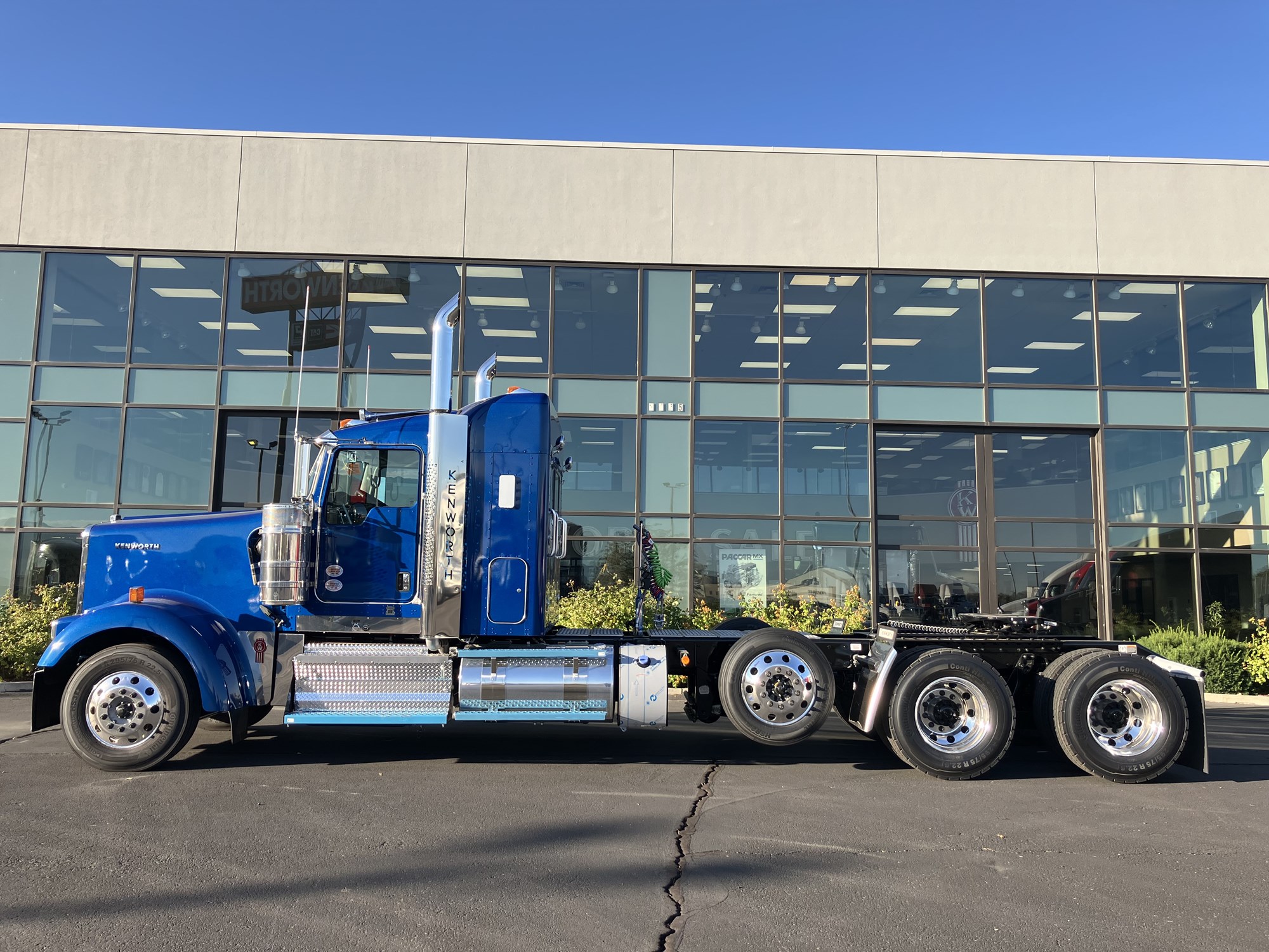 2027 Kenworth W900B 2027 Kenworth W900B - image 5 of 6