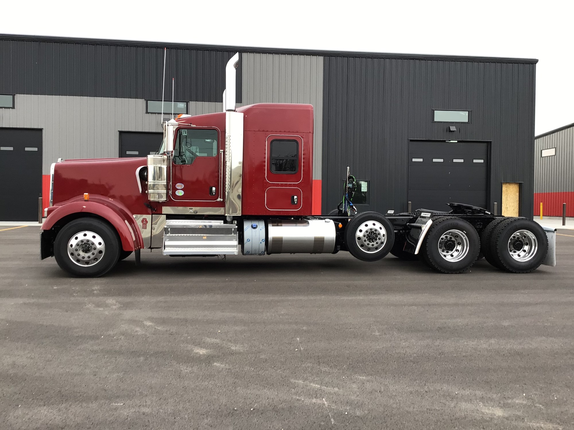 2027 Kenworth W900B - image 2 of 6